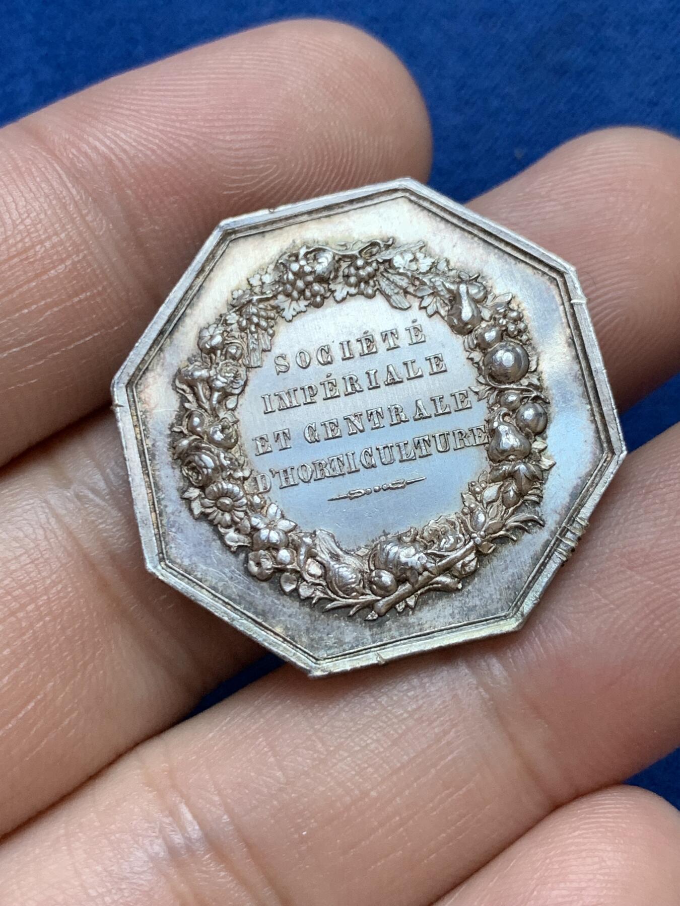 《竞宝斋》第286场-周六， 周日，周一 3场连拍 （全场包邮） 法国拿三皇家园艺学会八角银代币 手指铭 29mm 10.8g