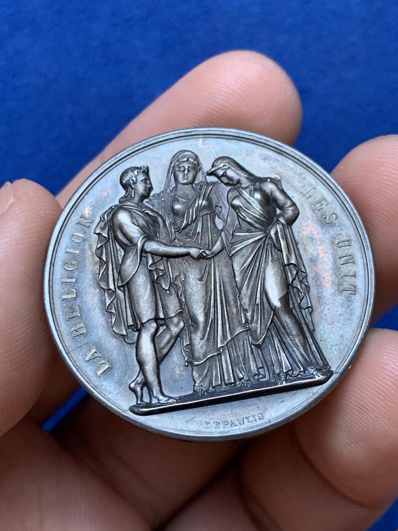 《竞宝斋》第286场-周六， 周日，周一 3场连拍 （全场包邮） 法国婚姻纪念圆型银质婚章 蜜蜂边铭 酱彩包浆 蜜蜂边铭 37mm 21.9g原盒