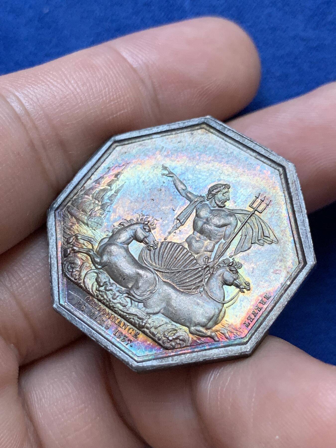 《竞宝斋》第286场-周六， 周日，周一 3场连拍 （全场包邮） 法国名誉品三叉海神八角银质代币 海洋保险公司 手持三叉戟的霸气波塞冬与他的坐骑 丰饶角边铭 33.8mm 16.9g