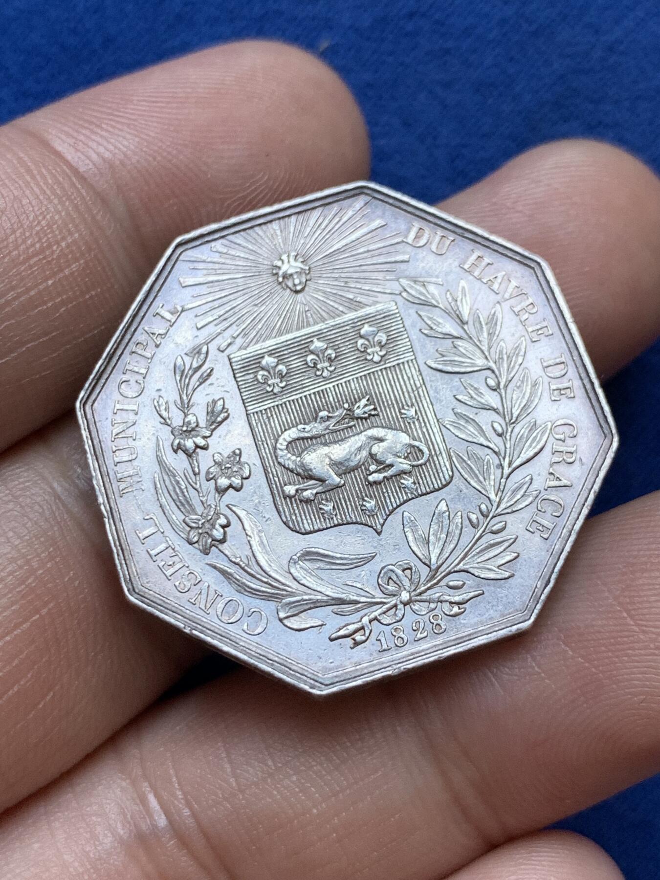 《竞宝斋》第286场-周六， 周日，周一 3场连拍 （全场包邮） 法国1828勒阿弗尔地区市政委员会八角代币银章 早期无边铭 典型的地区火龙纹章 直径约32mm 重约14.1g