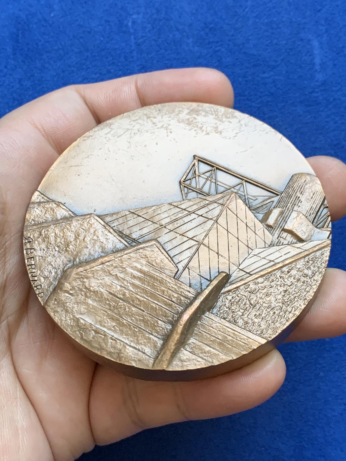 《竞宝斋》第286场-周六， 周日，周一 3场连拍 （全场包邮） 法国巴黎贝西综合体育宫铜章 267.3g 72.1mm 丰饶角边铭