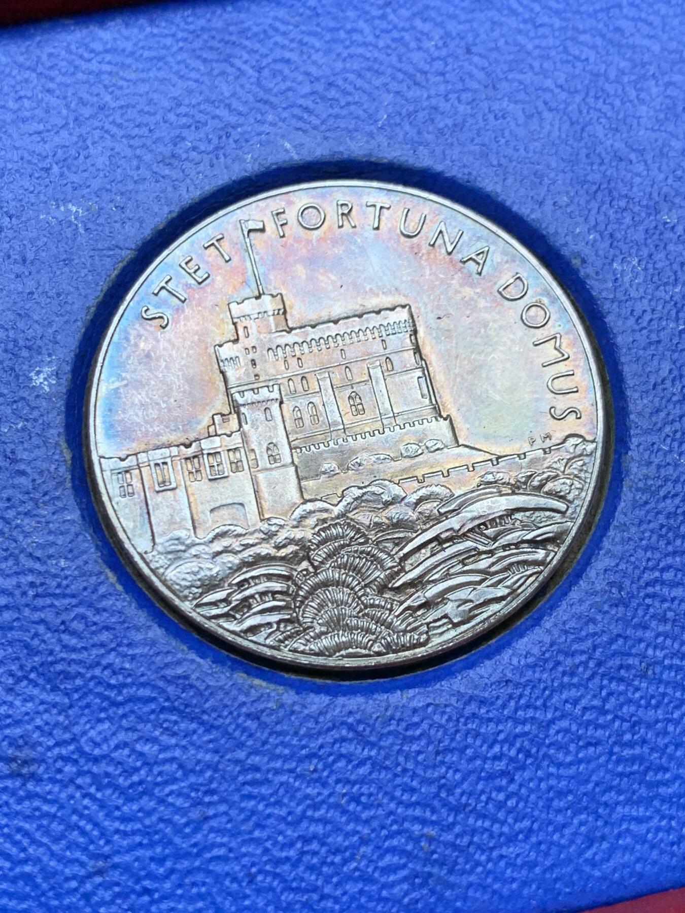 《竞宝斋》第286场-周六， 周日，周一 3场连拍 （全场包邮） 1935年英国乔治五世登基25周年纪念小银章（原盒），直径33mm