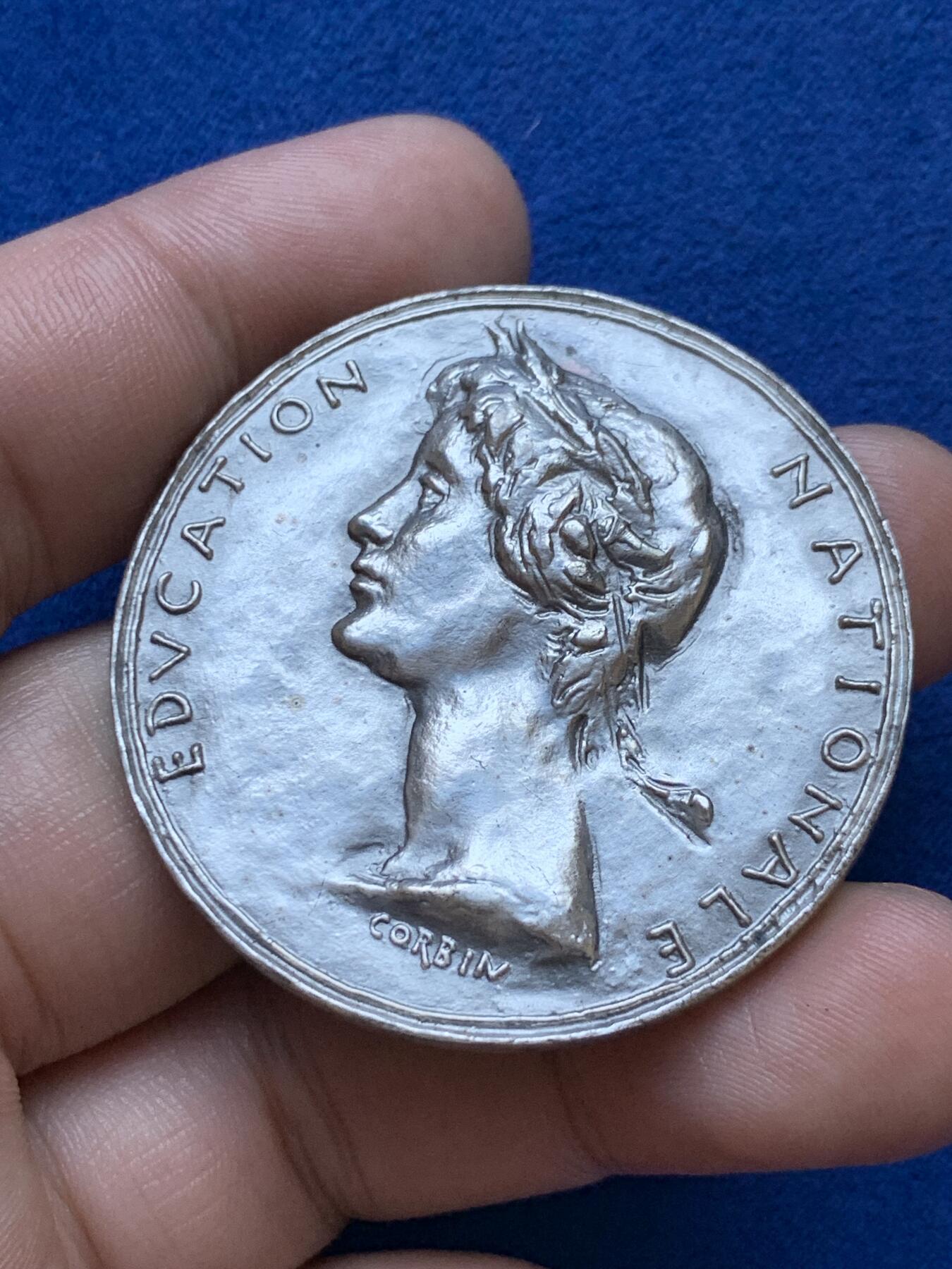 《竞宝斋》第286场-周六， 周日，周一 3场连拍 （全场包邮） 法国1952国家教育银奖牌 丰饶角1ARGENT 45mm 43.9g 原盒