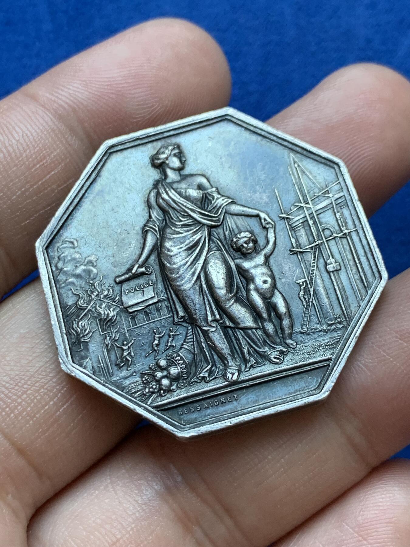 《竞宝斋》第286场-周六， 周日，周一 3场连拍 （全场包邮） 法国1829大型火灾救援纪念八角银章 正面入骨黑彩背面环彩 两面底板铸纹清晰 拿警察标志的女神拯救孩子刻画生动 21克 37mm 丰饶边铭