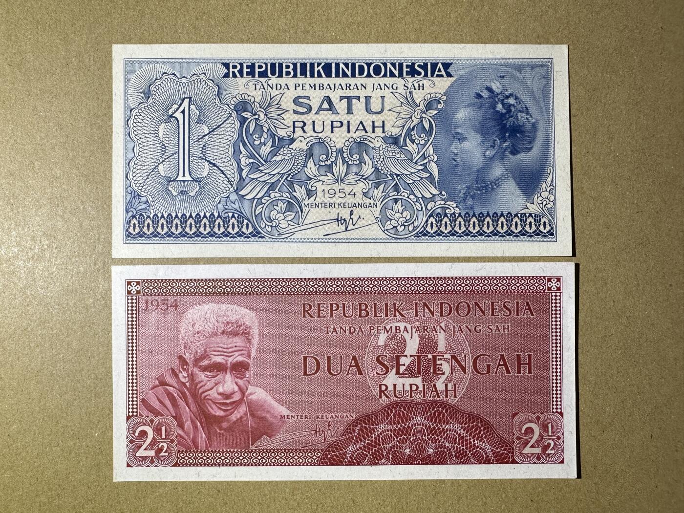《张总收藏》157期-外币精品百拍 印度尼西亚1、2.5盾2张 UNC 1954年