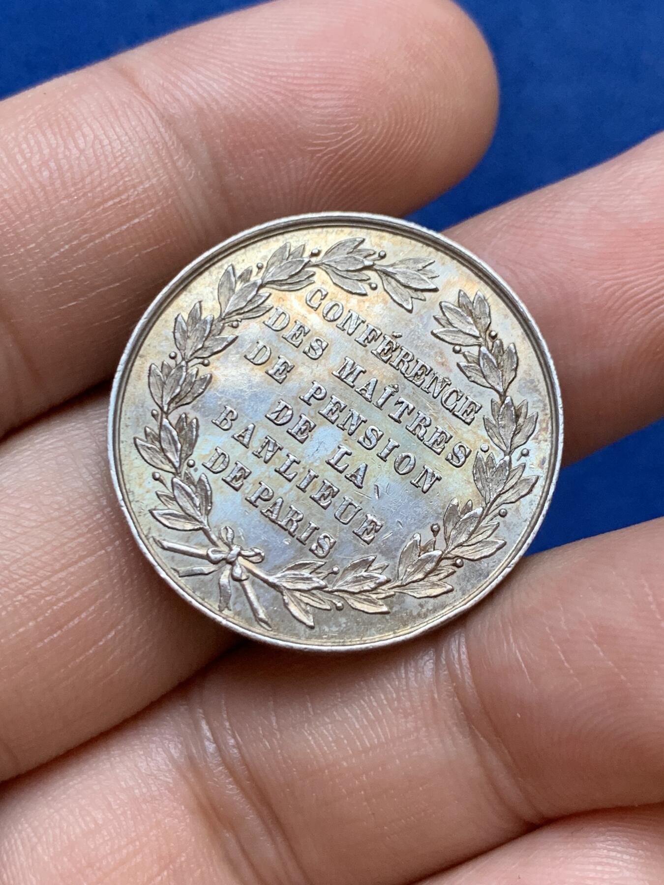 《竞宝斋》第286场-周六， 周日，周一 3场连拍 （全场包邮） 法国巴黎养老金教育圆型银代币 手指铭 28mm 10.5g