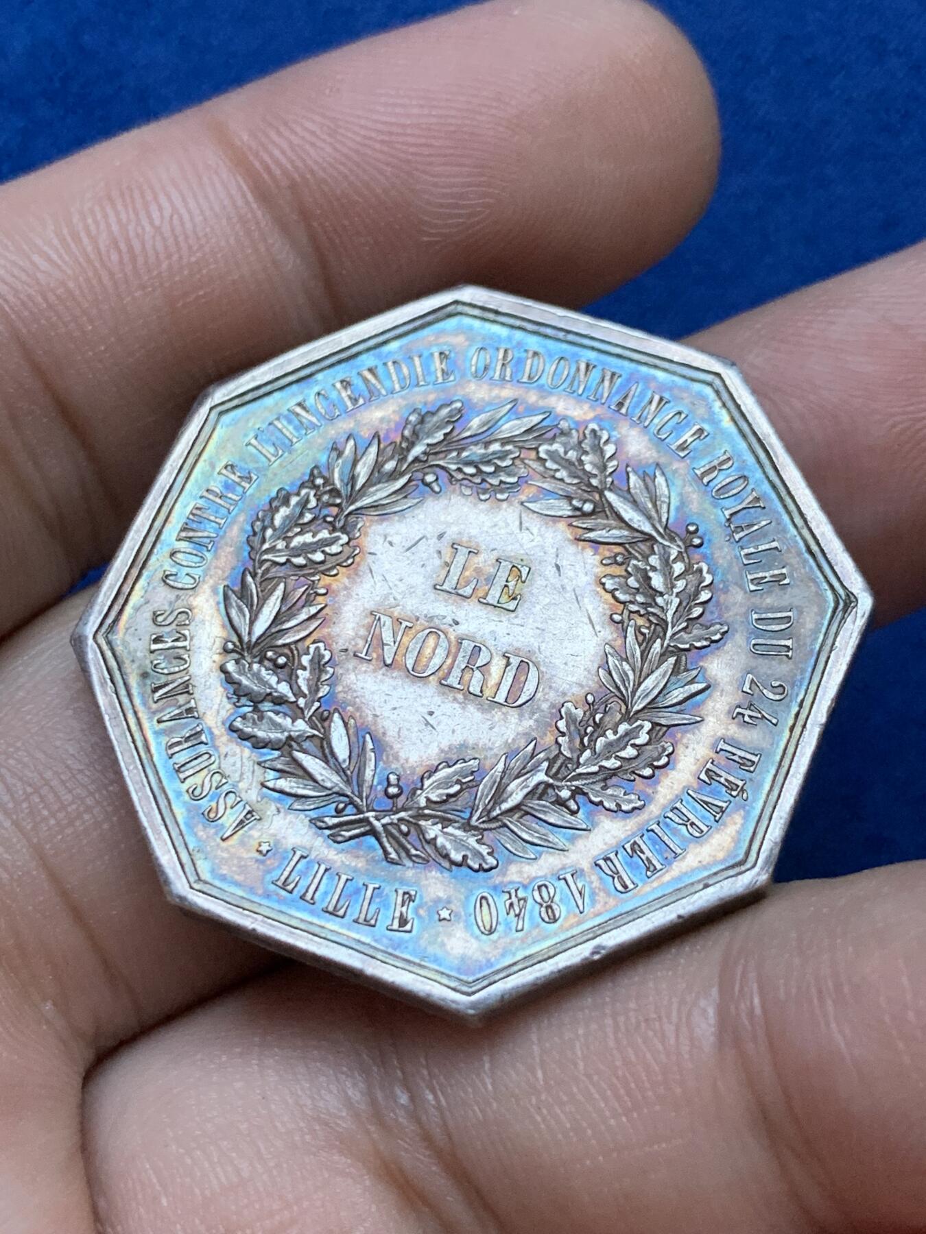 《竞宝斋》第286场-周六， 周日，周一 3场连拍 （全场包邮） 法国1845-1860北方保险公司八角银质代币 21.3g 34.7mm 手指边铭 高浮雕 带彩