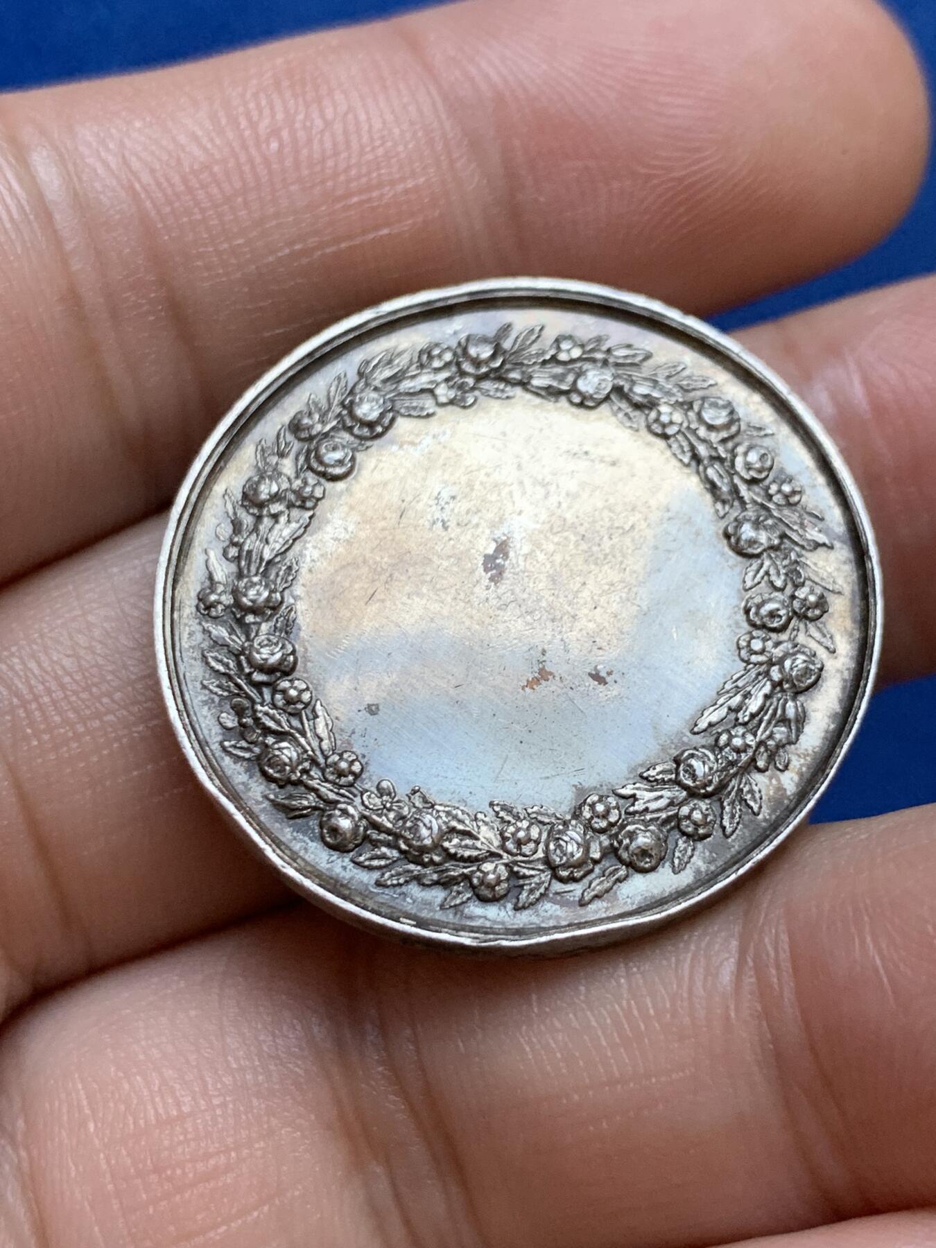 《竞宝斋》第286场-周六， 周日，周一 3场连拍 （全场包邮） 法国基督教婚礼圆型银代币 蜜蜂边铭 30mm 11.9g