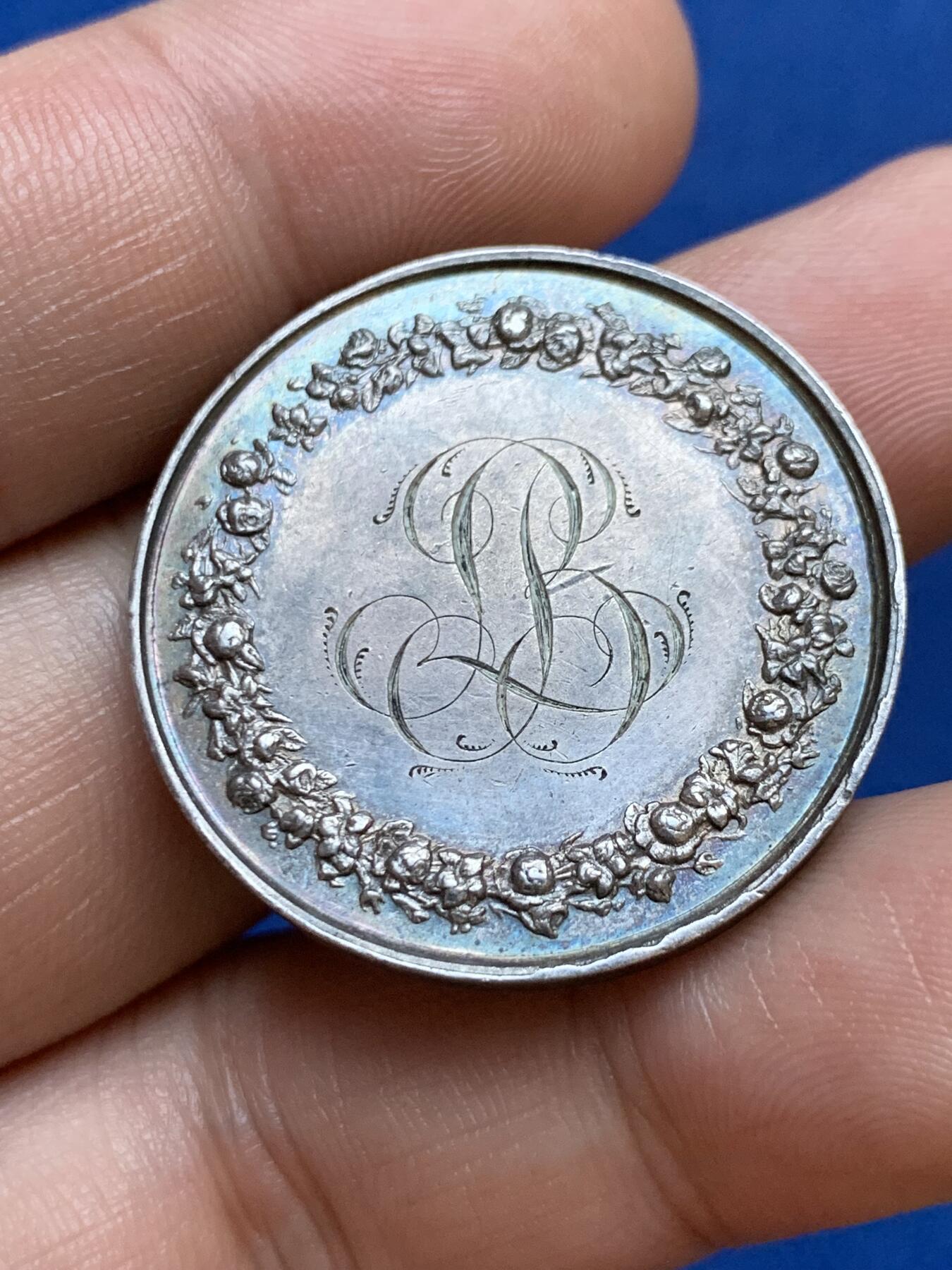 《竞宝斋》第286场-周六， 周日，周一 3场连拍 （全场包邮） 法国1853婚姻纪念圆型银代币 手指铭 32mm 14.2g