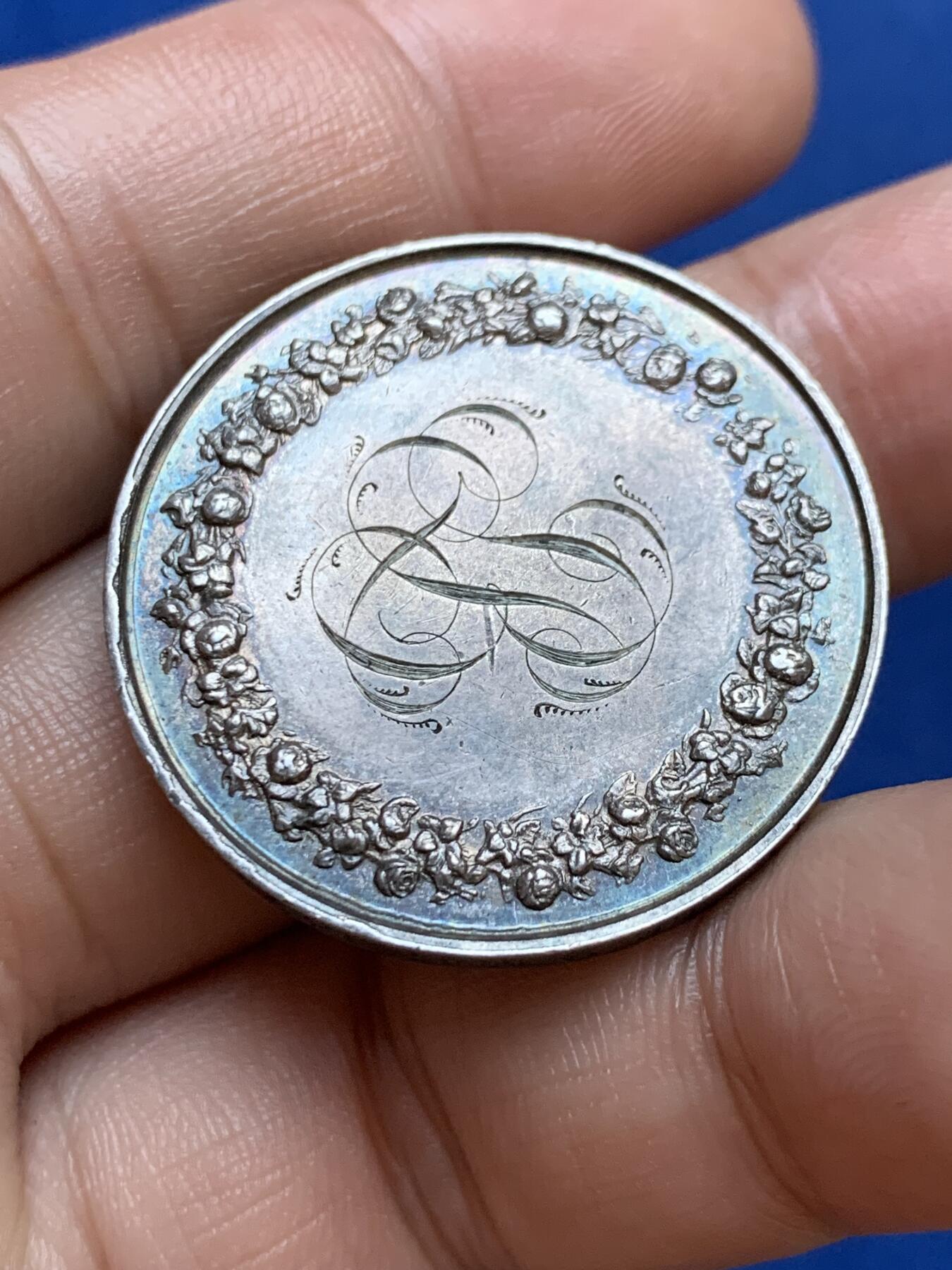 《竞宝斋》第286场-周六， 周日，周一 3场连拍 （全场包邮） 法国1853婚姻纪念圆型银代币 手指铭 32mm 14.2g