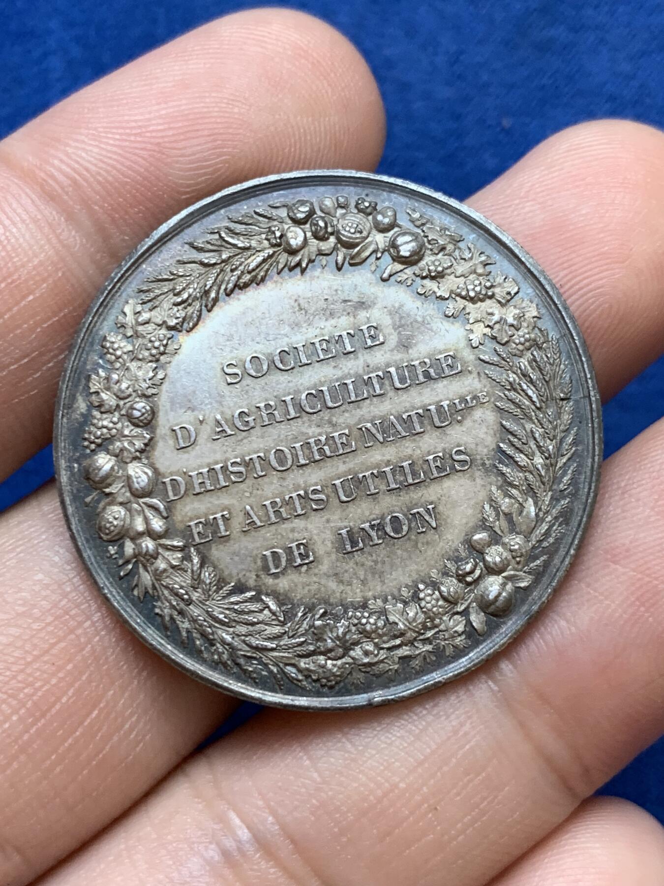 《竞宝斋》第286场-周六， 周日，周一 3场连拍 （全场包邮） 法国1834里昂农园艺与自然历史协会圆型银代币 手指铭 35mm 13.6g 