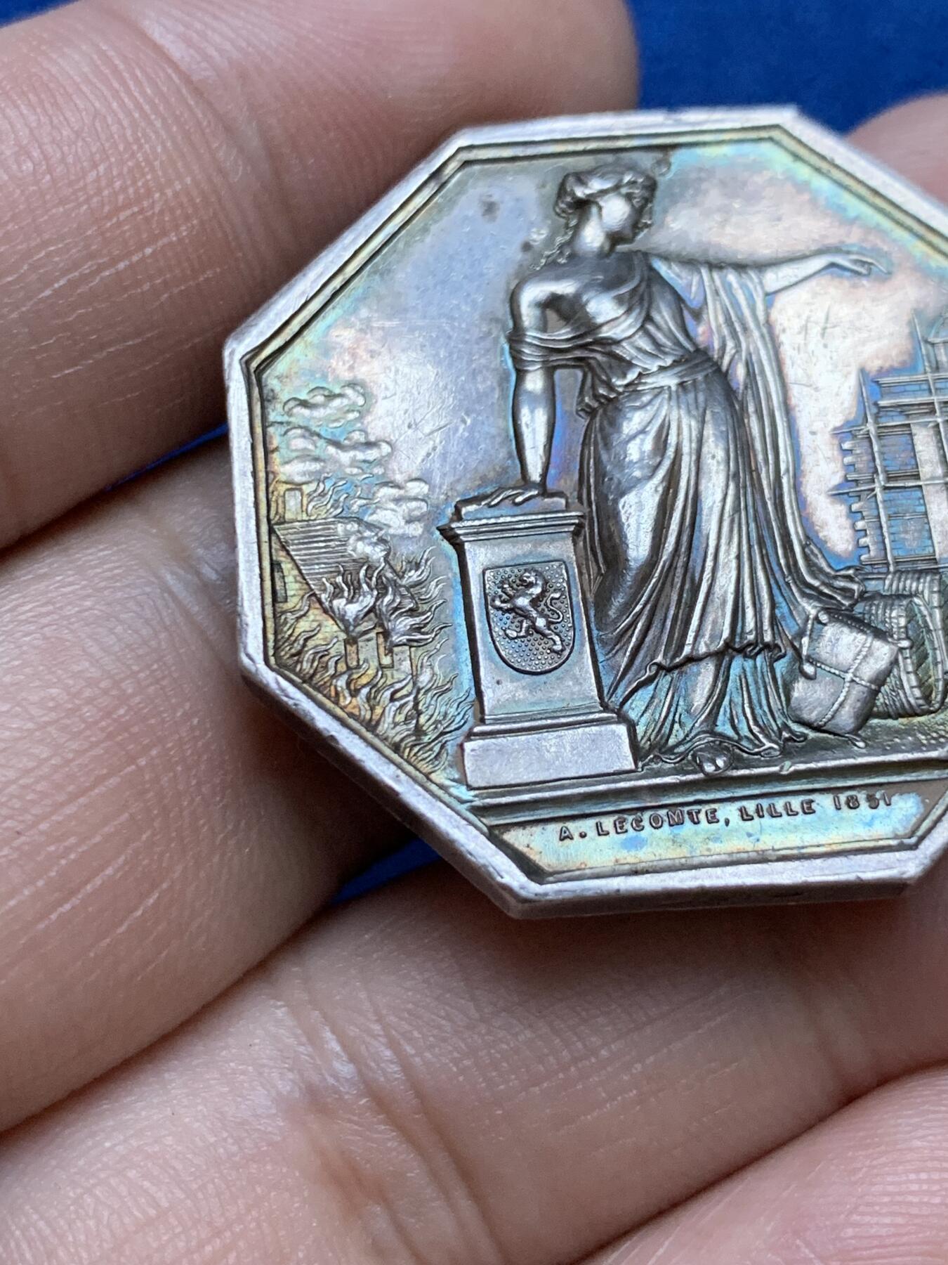 《竞宝斋》第286场-周六， 周日，周一 3场连拍 （全场包邮） 法国1845-1860北方保险公司八角银质代币 21.3g 34.7mm 手指边铭 高浮雕 带彩