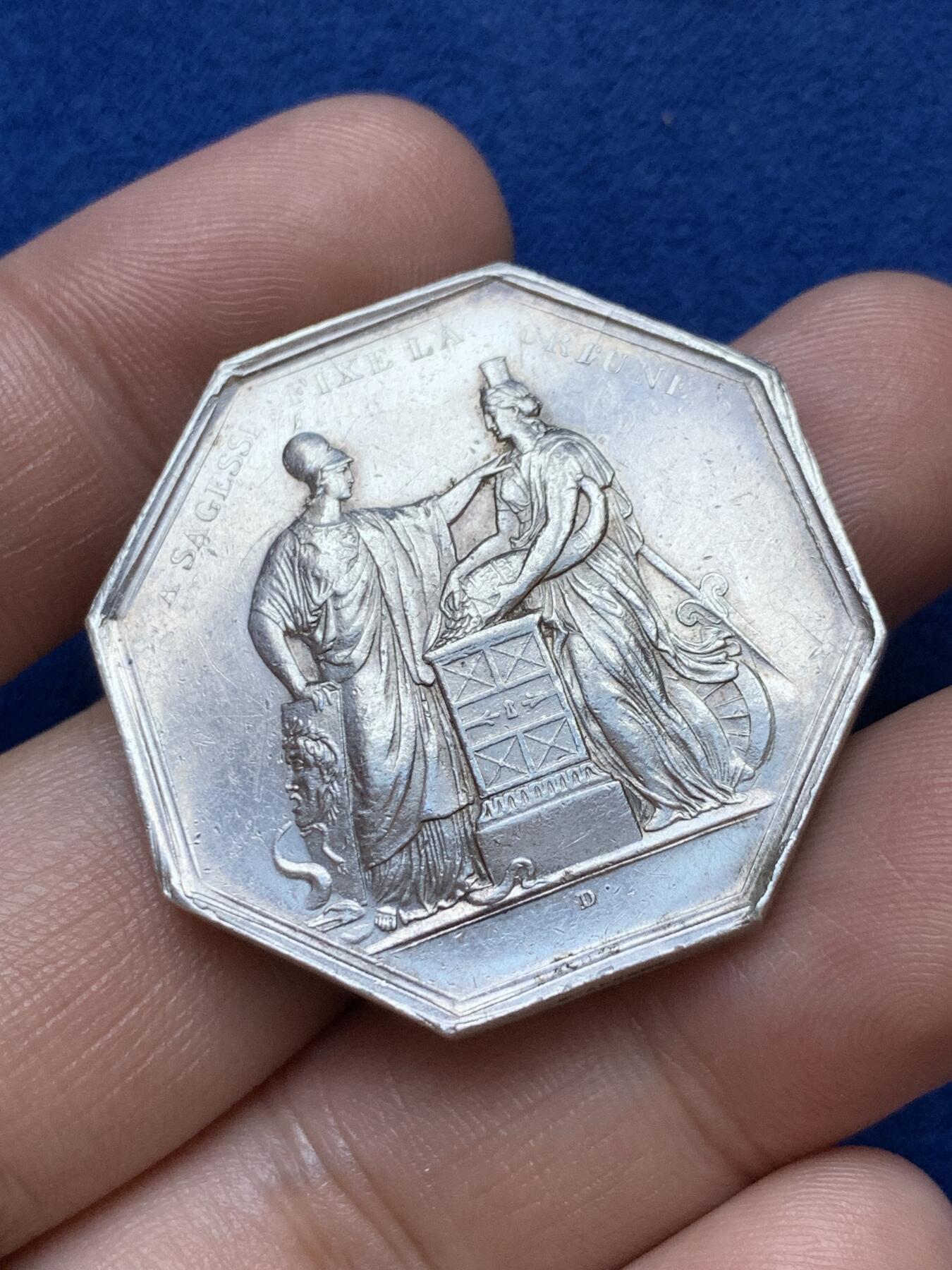 《竞宝斋》第286场-周六， 周日，周一 3场连拍 （全场包邮） 法国密涅瓦法兰西银行智慧决定财富商业八角银代币 手指铭 36mm 24.4g