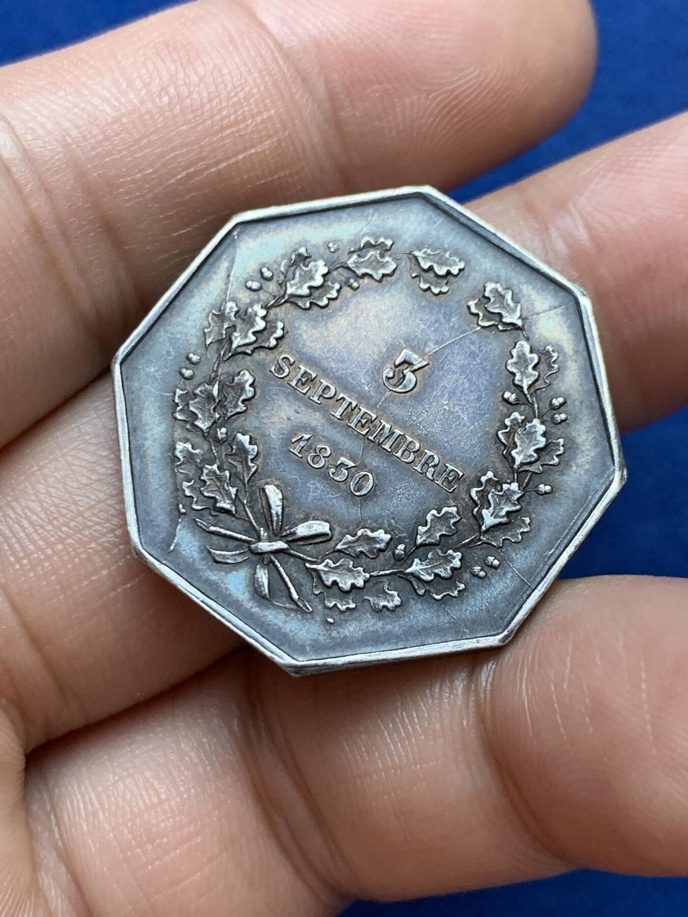 《竞宝斋》第286场-周六， 周日，周一 3场连拍 （全场包邮） 法国1830巴黎锁匠公司八角银代币 手指铭 29mm 10.3g