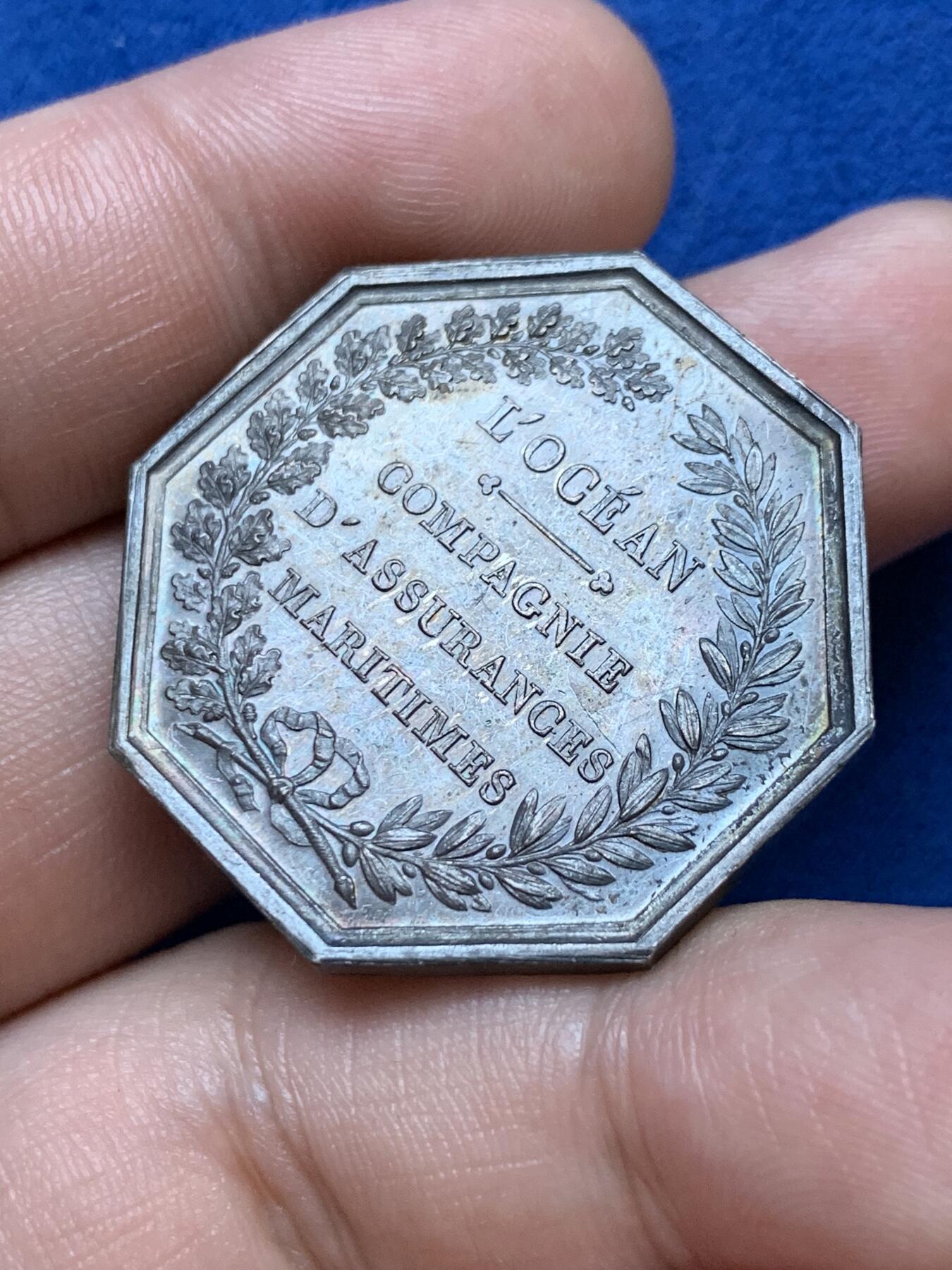 《竞宝斋》第286场-周六， 周日，周一 3场连拍 （全场包邮） 法国名誉品三叉海神八角银质代币 海洋保险公司 手持三叉戟的霸气波塞冬与他的坐骑 丰饶角边铭 33.8mm 16.9g