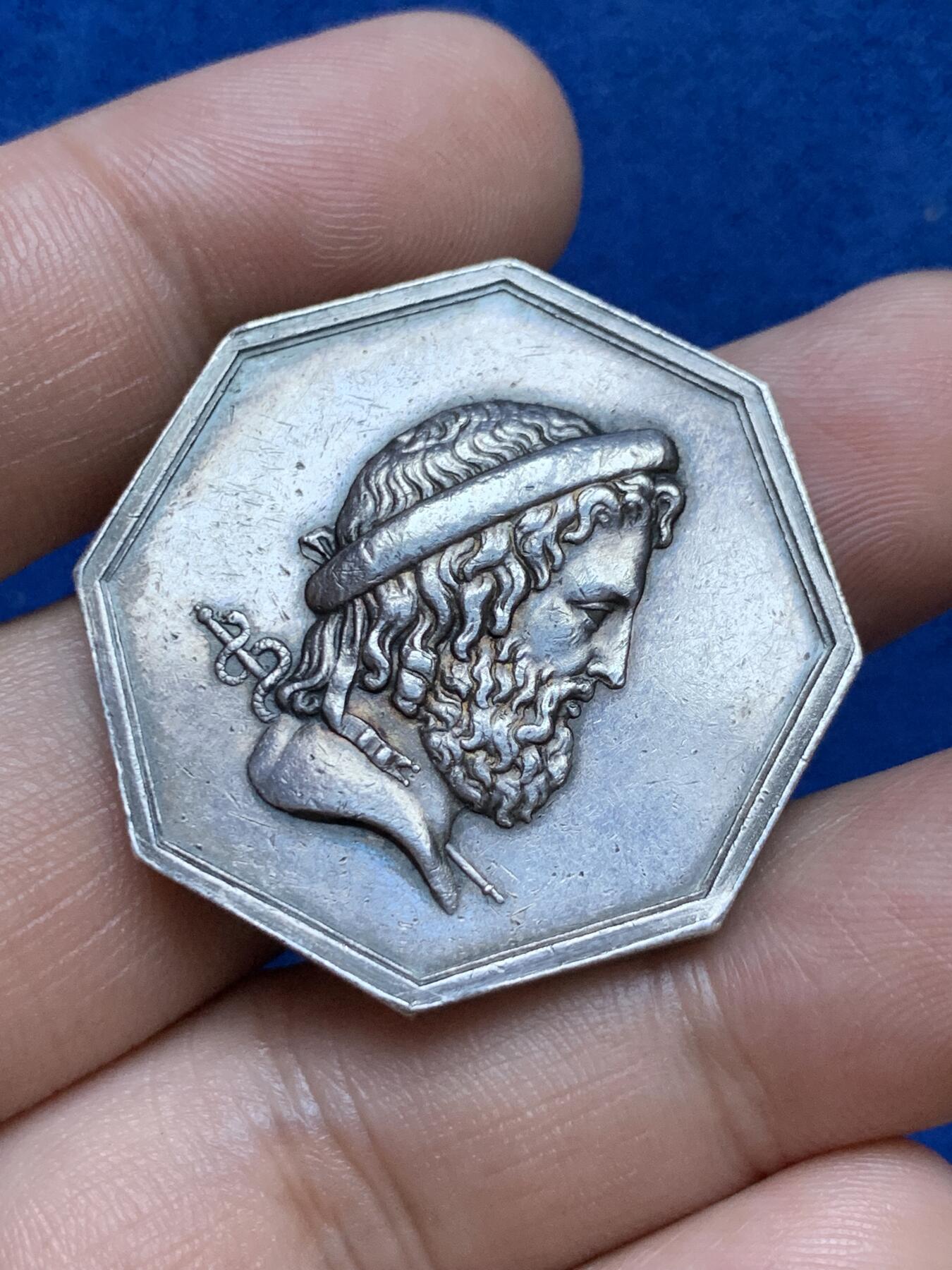 《竞宝斋》第286场-周六， 周日，周一 3场连拍 （全场包邮） 法国1860-1890维希水务公司八角银代币 蜜蜂边铭 34mm 18.6g