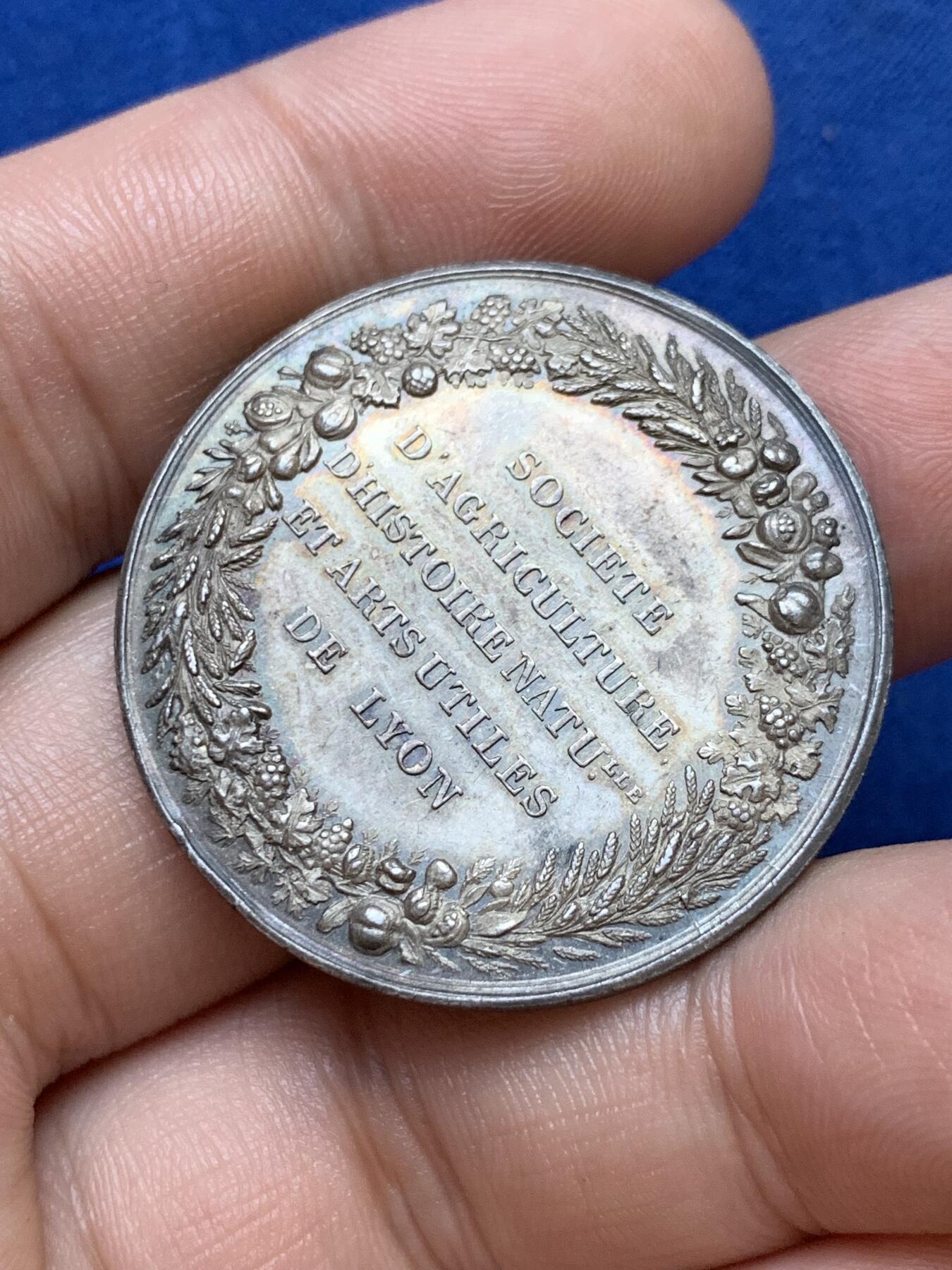 《竞宝斋》第286场-周六， 周日，周一 3场连拍 （全场包邮） 法国1834里昂农园艺与自然历史协会圆型银代币 手指铭 35mm 13.6g 