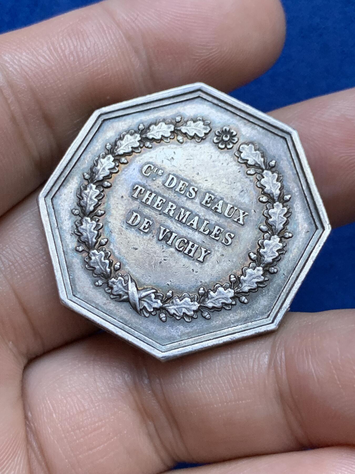 《竞宝斋》第286场-周六， 周日，周一 3场连拍 （全场包邮） 法国1860-1890维希水务公司八角银代币 蜜蜂边铭 34mm 18.6g