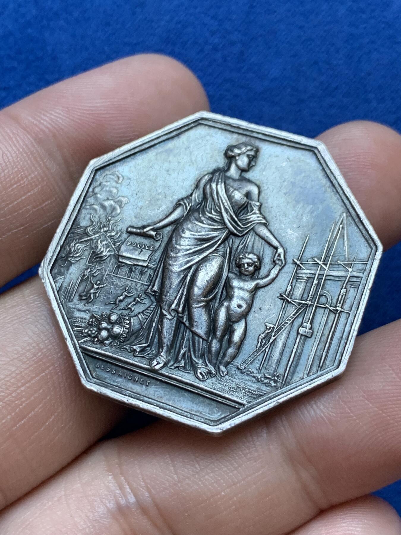 《竞宝斋》第286场-周六， 周日，周一 3场连拍 （全场包邮） 法国1829大型火灾救援纪念八角银章 正面入骨黑彩背面环彩 两面底板铸纹清晰 拿警察标志的女神拯救孩子刻画生动 21克 37mm 丰饶边铭