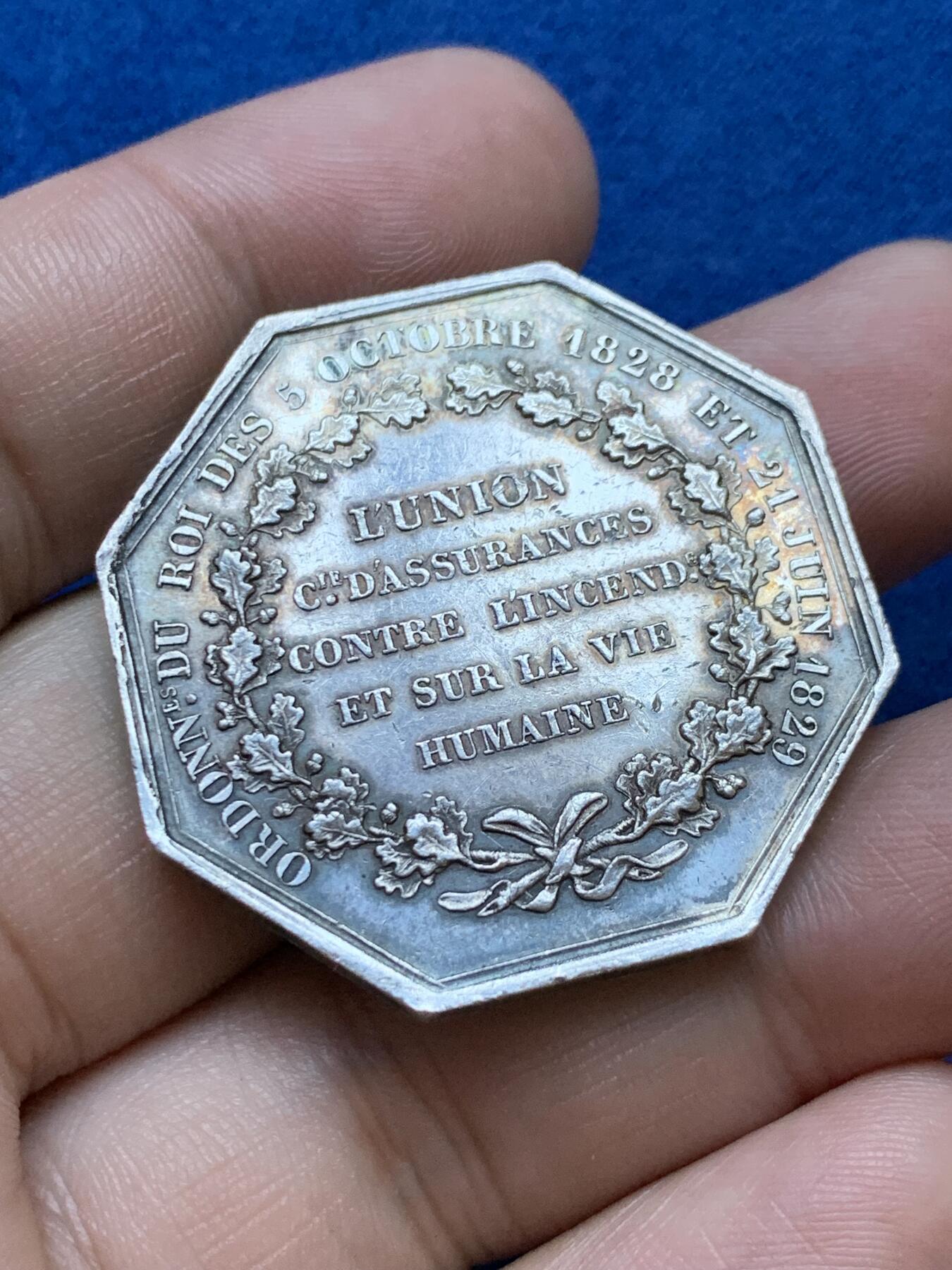 《竞宝斋》第286场-周六， 周日，周一 3场连拍 （全场包邮） 法国1829大型火灾救援纪念八角银章 正面入骨黑彩背面环彩 两面底板铸纹清晰 拿警察标志的女神拯救孩子刻画生动 21克 37mm 丰饶边铭