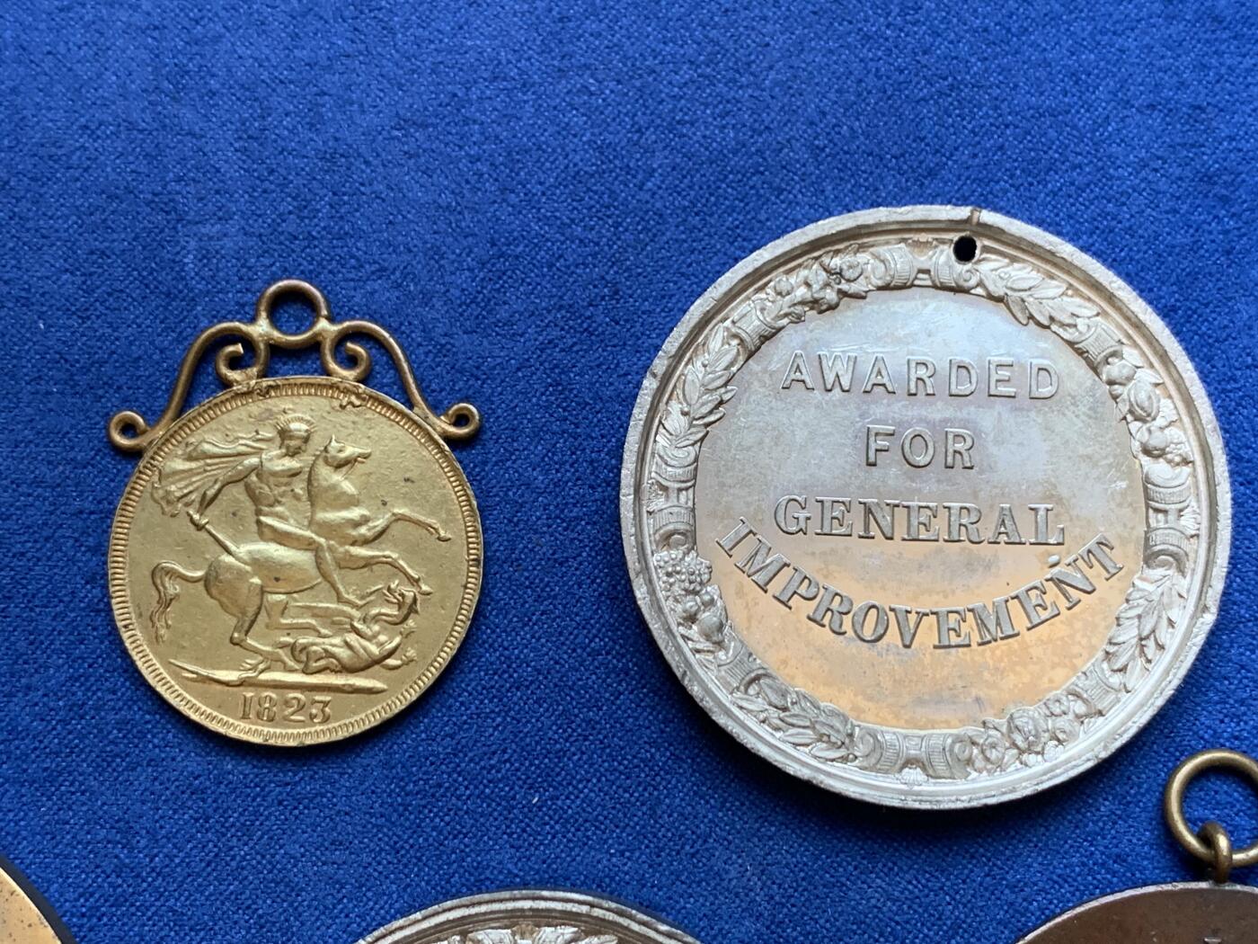 《竞宝斋》第286场-周六， 周日，周一 3场连拍 （全场包邮） 6枚一组 近现代欧洲章牌 最小的27.6mm 最大的59.7mm