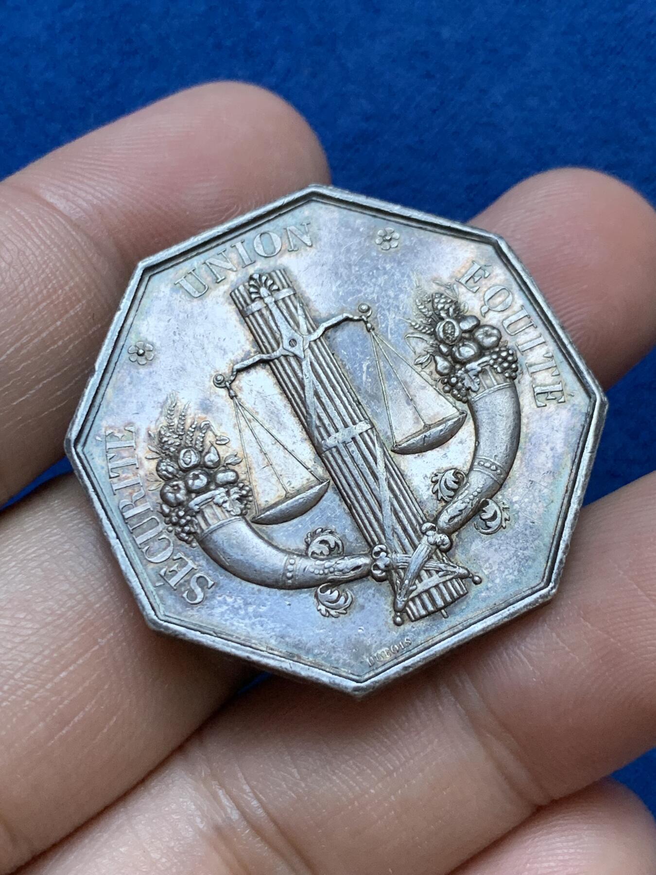 《竞宝斋》第286场-周六， 周日，周一 3场连拍 （全场包邮） 法国兄弟协会八角银章 直径34.5mm 19克 手指边铭