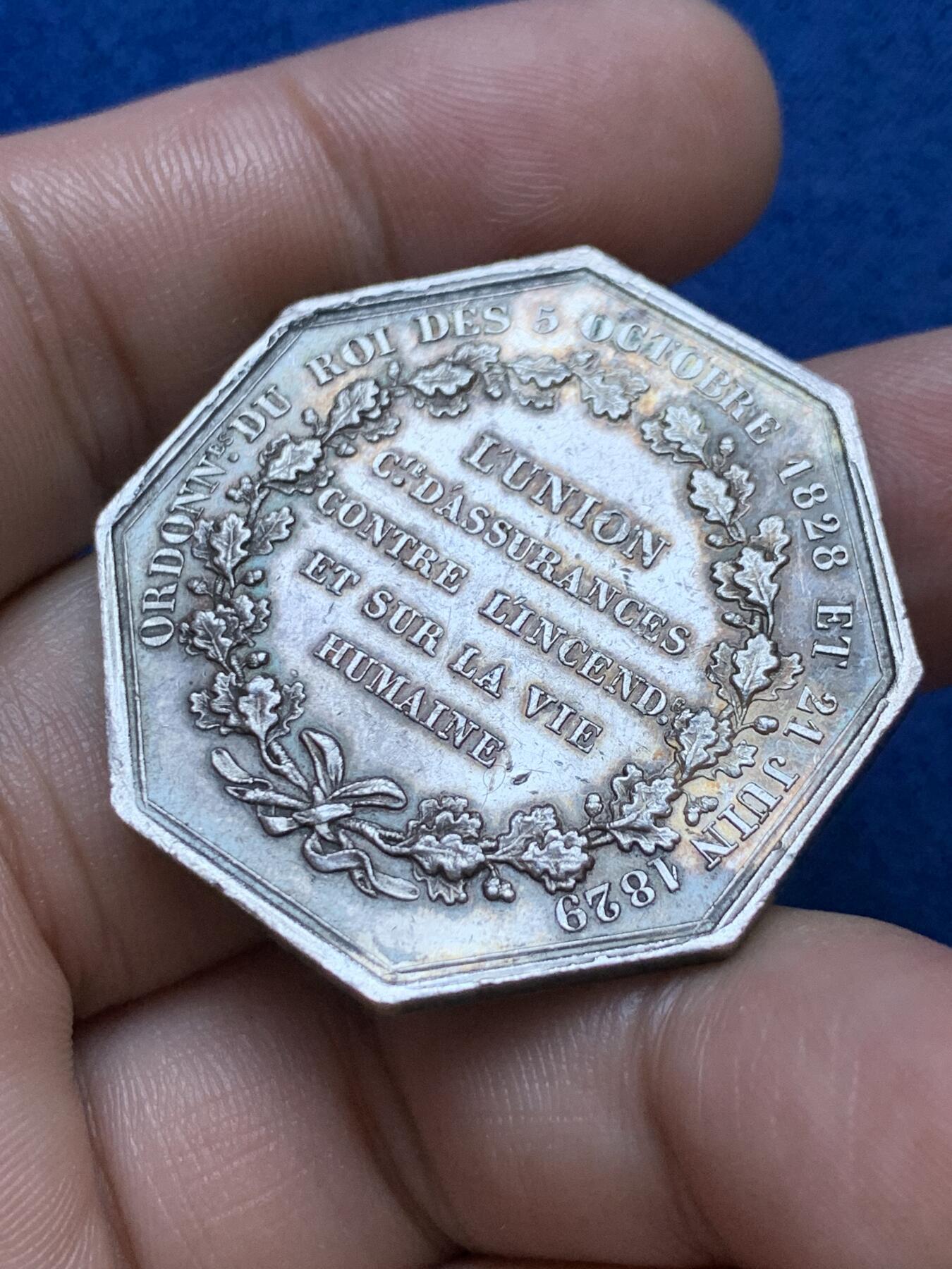 《竞宝斋》第286场-周六， 周日，周一 3场连拍 （全场包邮） 法国1829大型火灾救援纪念八角银章 正面入骨黑彩背面环彩 两面底板铸纹清晰 拿警察标志的女神拯救孩子刻画生动 21克 37mm 丰饶边铭