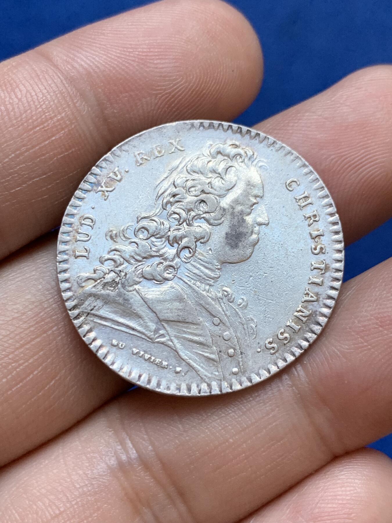 《竞宝斋》第286场-周六， 周日，周一 3场连拍 （全场包邮） 法国路易十五童年头像鲁昂地区银质代币 8.13g 30.5mm