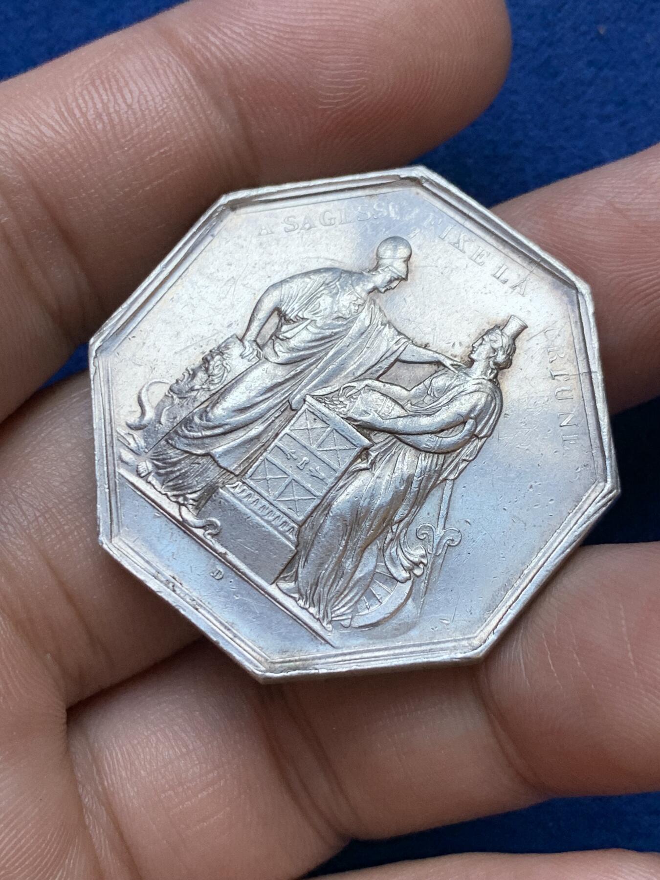 《竞宝斋》第286场-周六， 周日，周一 3场连拍 （全场包邮） 法国密涅瓦法兰西银行智慧决定财富商业八角银代币 手指铭 36mm 24.4g