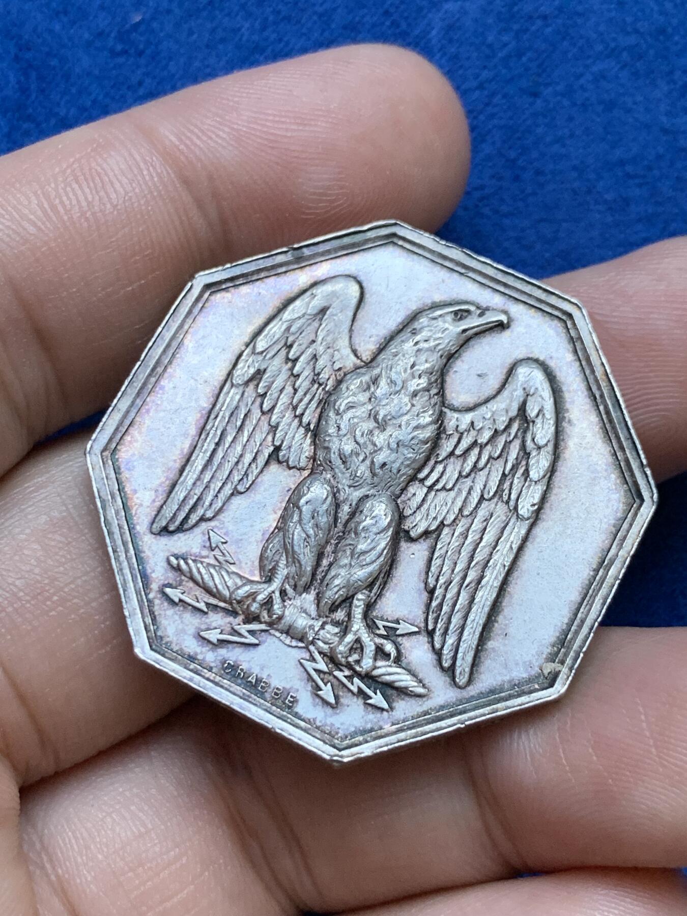 《竞宝斋》第286场-周六， 周日，周一 3场连拍 （全场包邮） 法国1843火灾保险公司雄鹰八角银质代币 丰饶角银标 36.5mm 21.69克