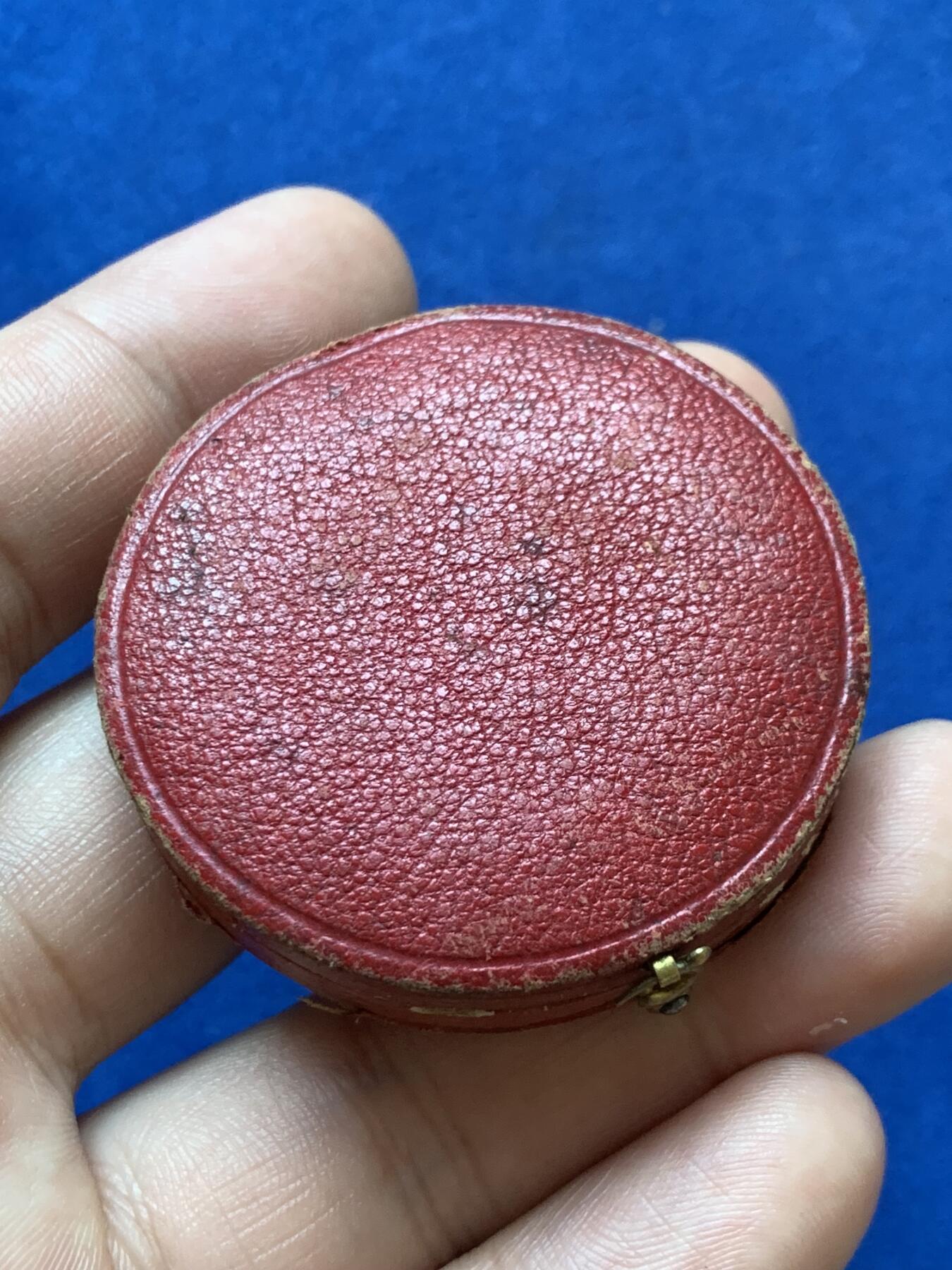 《竞宝斋》第286场-周六， 周日，周一 3场连拍 （全场包邮） 法国婚姻纪念圆型银质婚章 蜜蜂边铭 酱彩包浆 蜜蜂边铭 37mm 21.9g原盒