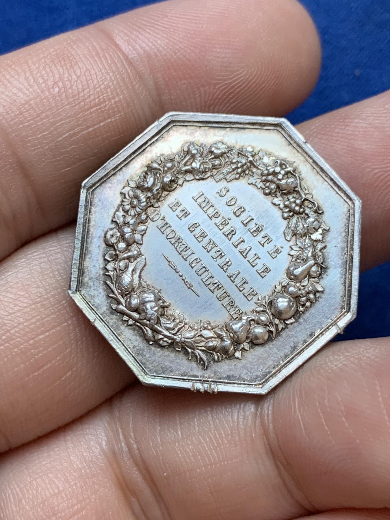 《竞宝斋》第286场-周六， 周日，周一 3场连拍 （全场包邮） 法国拿三皇家园艺学会八角银代币 手指铭 29mm 10.8g