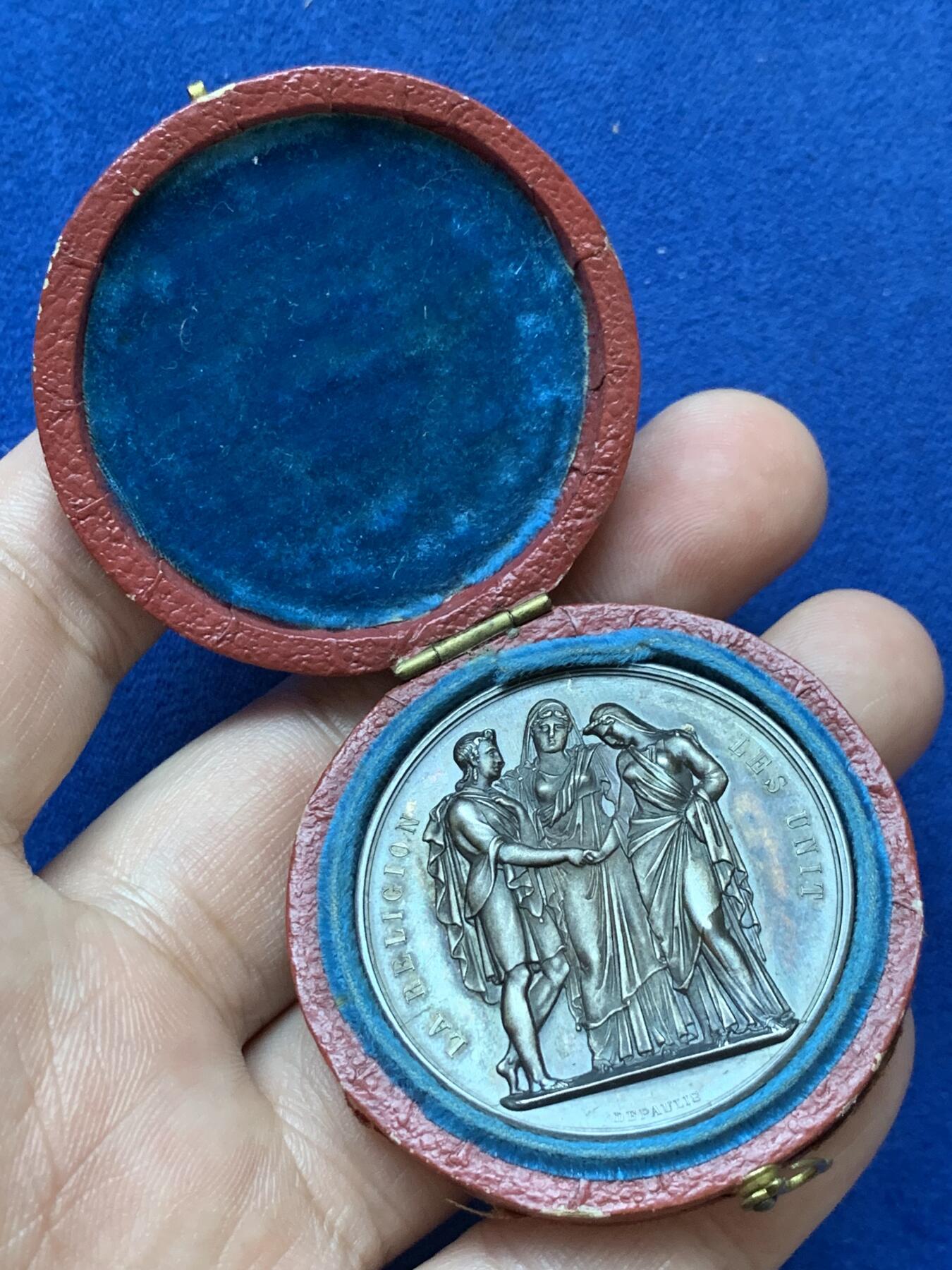 《竞宝斋》第286场-周六， 周日，周一 3场连拍 （全场包邮） 法国婚姻纪念圆型银质婚章 蜜蜂边铭 酱彩包浆 蜜蜂边铭 37mm 21.9g原盒