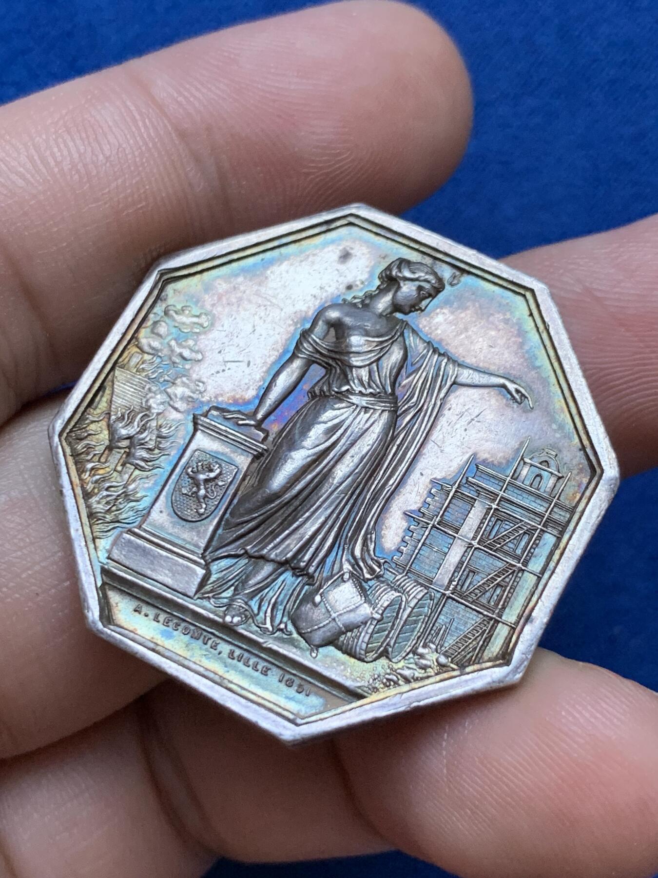 《竞宝斋》第286场-周六， 周日，周一 3场连拍 （全场包邮） 法国1845-1860北方保险公司八角银质代币 21.3g 34.7mm 手指边铭 高浮雕 带彩