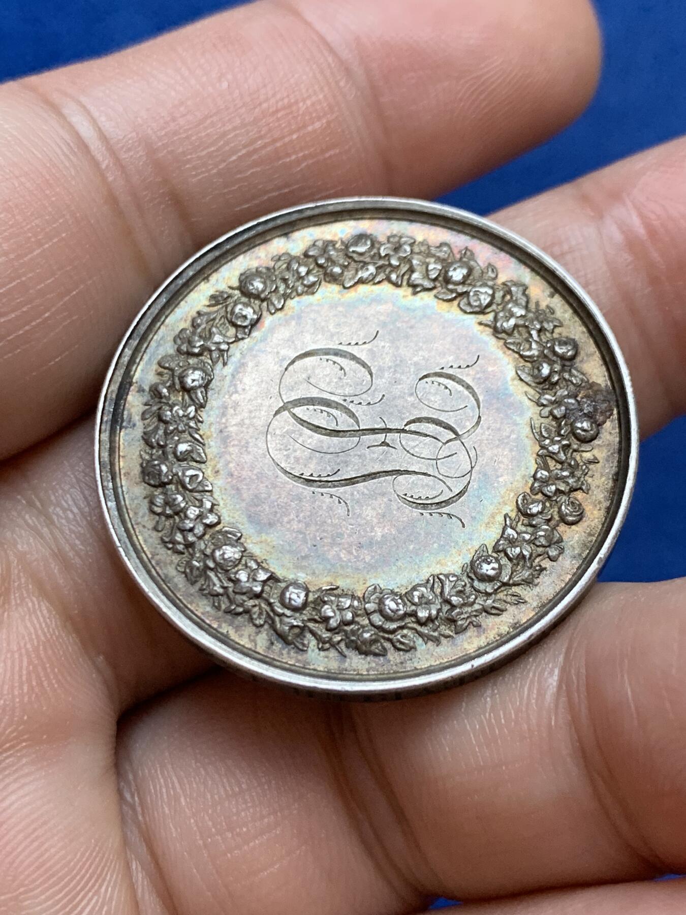 《竞宝斋》第286场-周六， 周日，周一 3场连拍 （全场包邮） 法国1857婚姻纪念圆型银代币 手指铭 33mm 15.7g