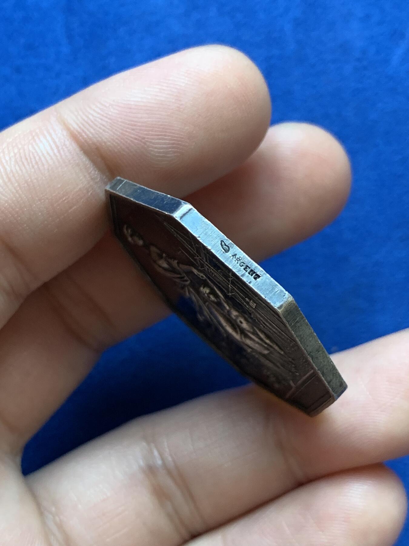 《竞宝斋》第286场-周六， 周日，周一 3场连拍 （全场包邮） 法国1829大型火灾救援纪念八角银章 正面入骨黑彩背面环彩 两面底板铸纹清晰 拿警察标志的女神拯救孩子刻画生动 21克 37mm 丰饶边铭