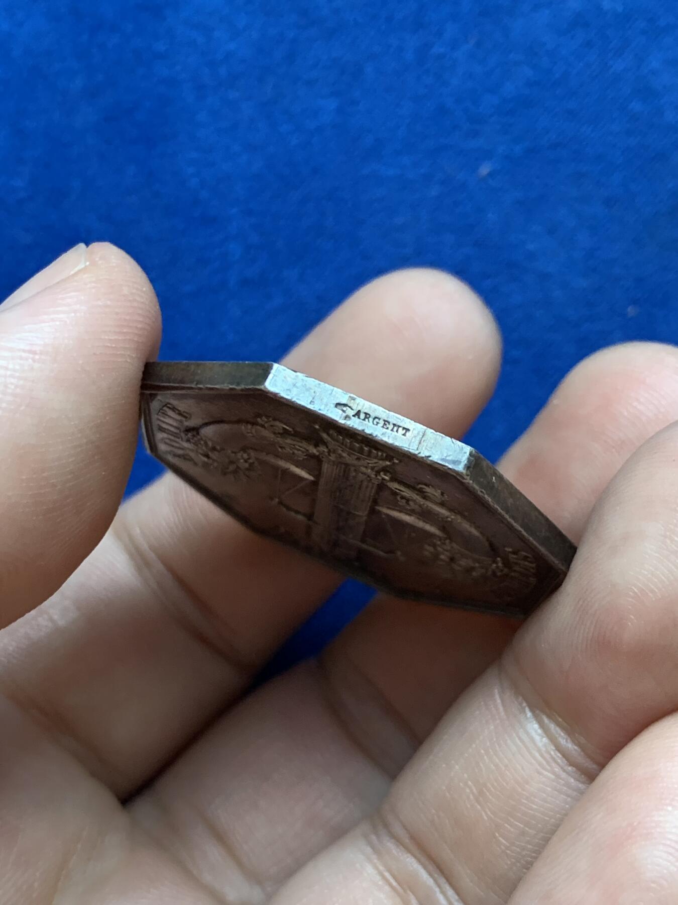 《竞宝斋》第286场-周六， 周日，周一 3场连拍 （全场包邮） 法国兄弟协会八角银章 直径34.5mm 19克 手指边铭