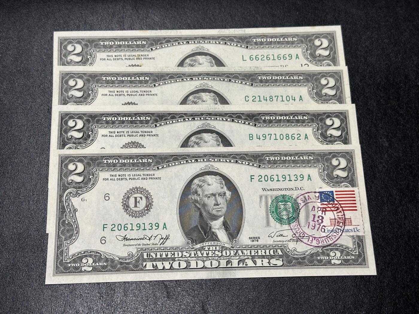 《外钞收藏家》第三百八十八期 美国2美元 四张一起 有一张加盖邮票 无折有潮