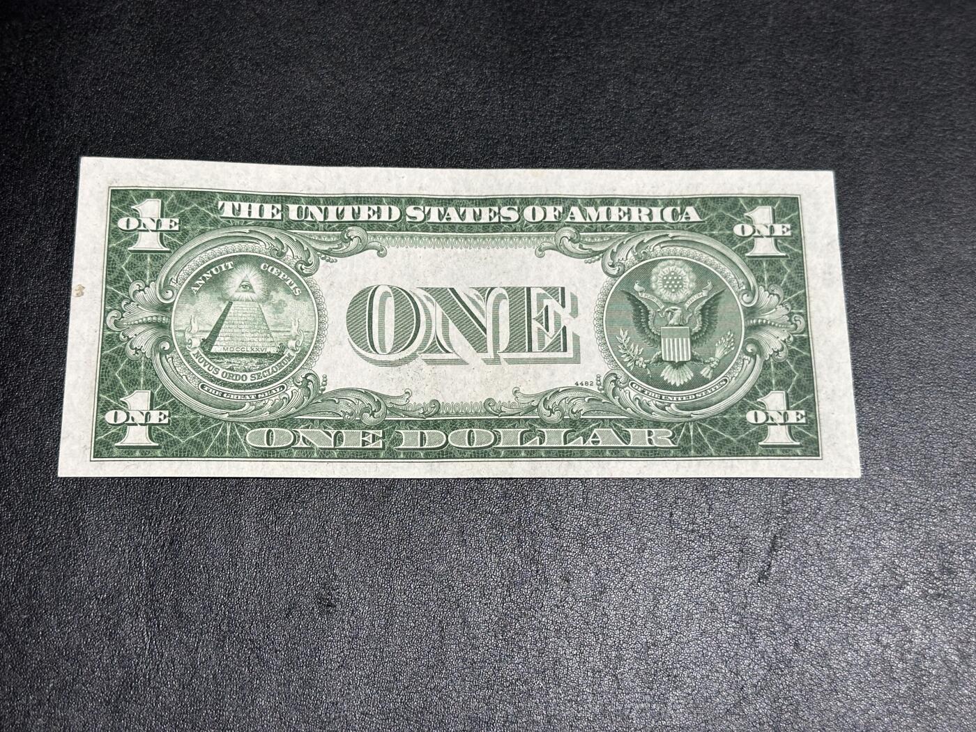 《外钞收藏家》第三百八十八期 1935年美国蓝库印1美元 UNC- 轻微潮