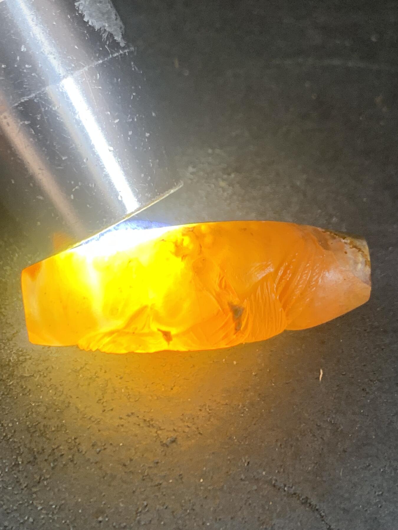 亚光高玉化巴西玛瑙手工俏色巧雕喜鹊报喜原皮桶珠一个！