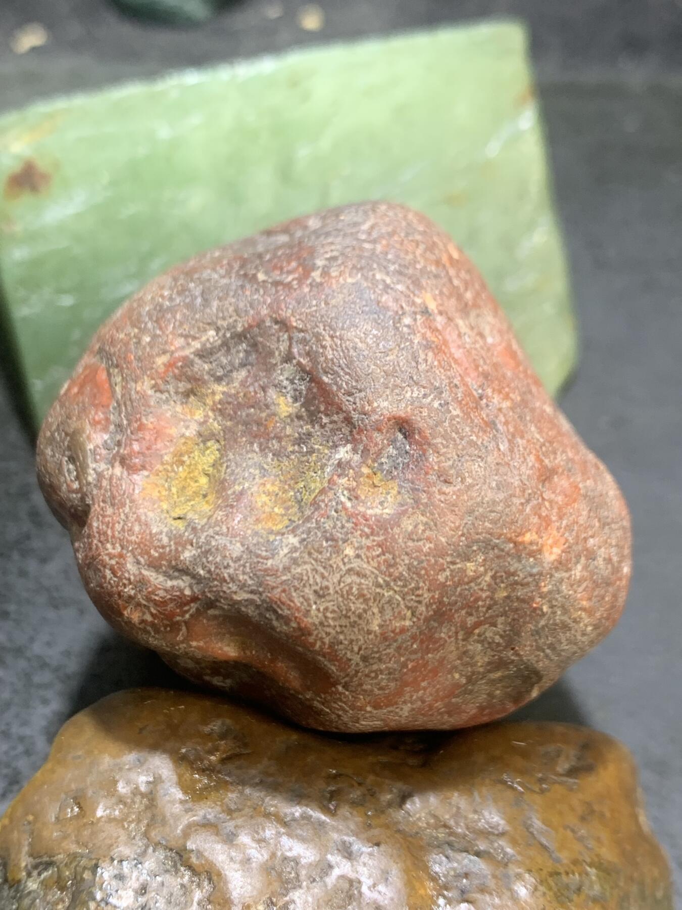 精美红皮冰飘心开口料南红玛瑙原石一颗，，