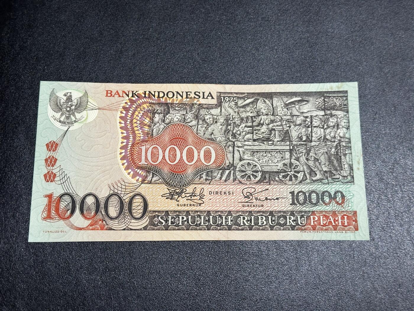 《外钞收藏家》第三百八十八期 1975年印尼1万卢比 UNC- 少量潮点和黄斑