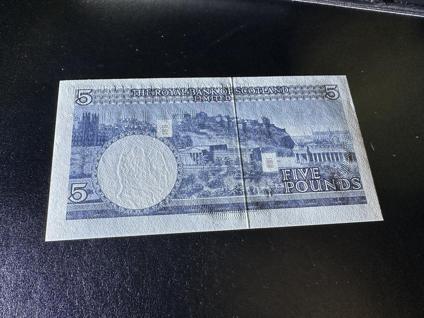 《外钞收藏家》第三百八十八期 1970年苏格兰皇家银行5镑 无47尾8 边上有个潮癍 UNC-