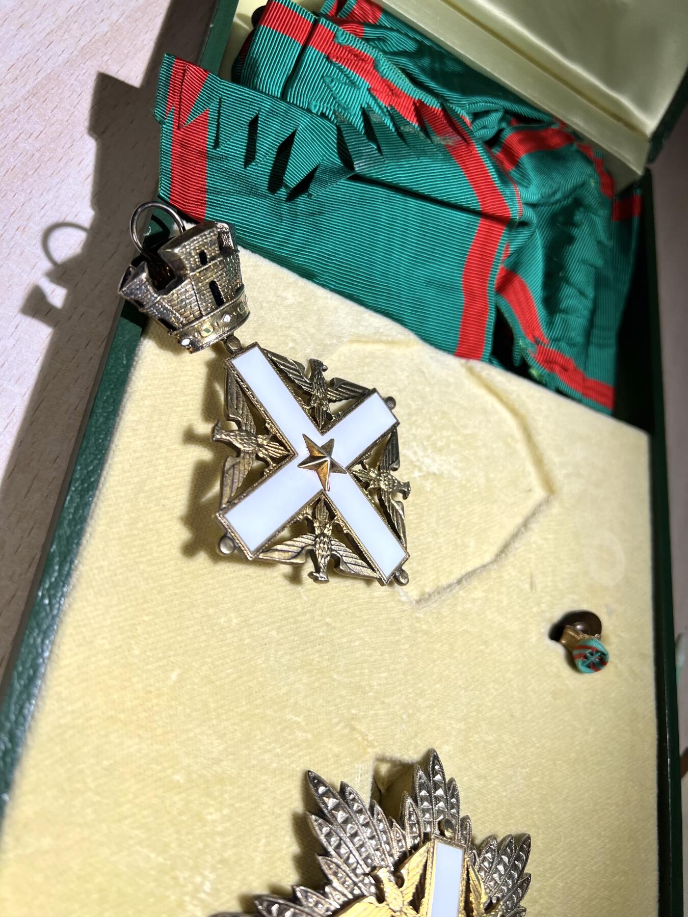 大猫徽章拍卖 第250期 意大利大十字级功勋勋章原盒略全套