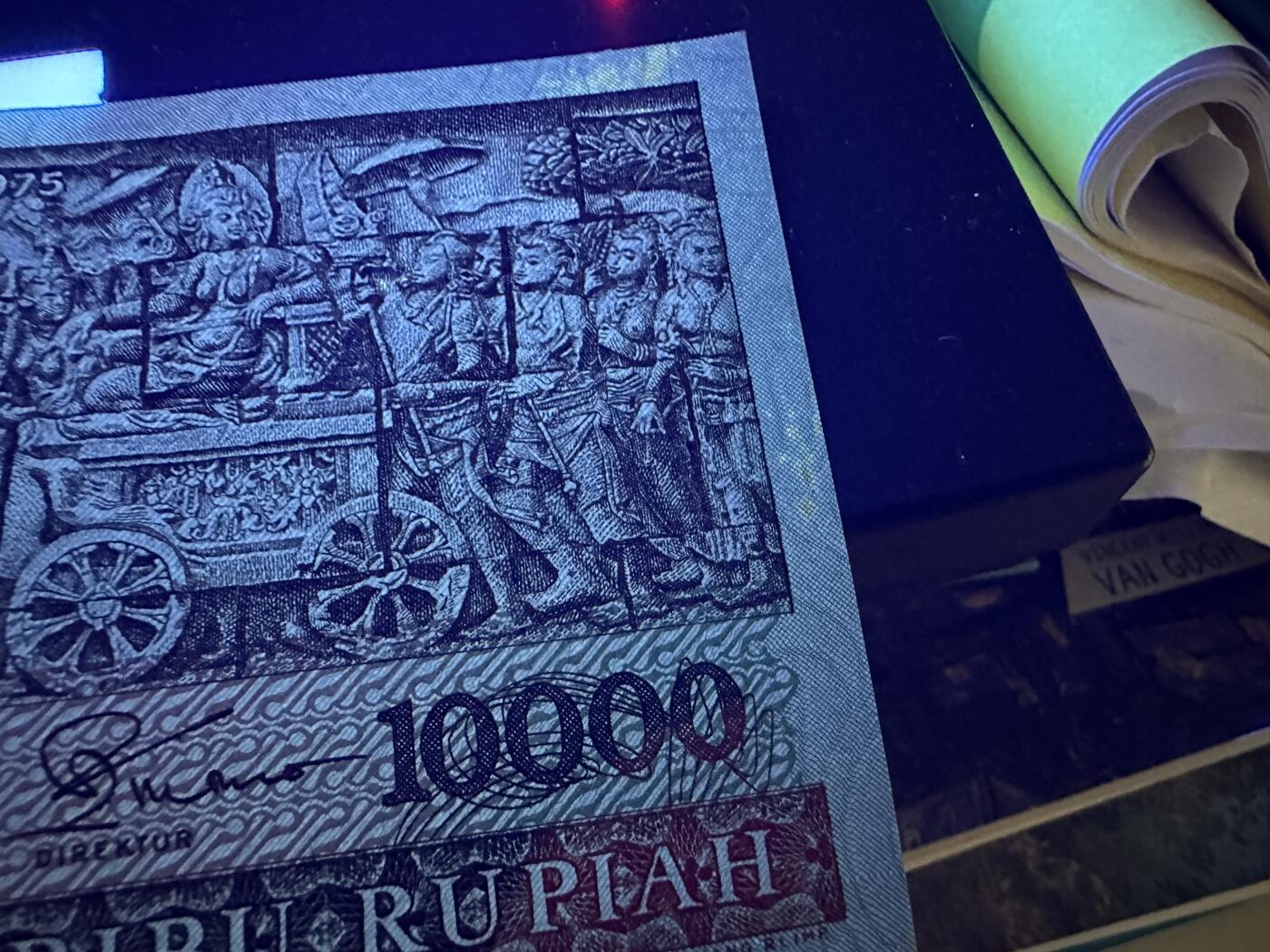 《外钞收藏家》第三百八十八期 1975年印尼1万卢比 UNC- 少量潮点和黄斑