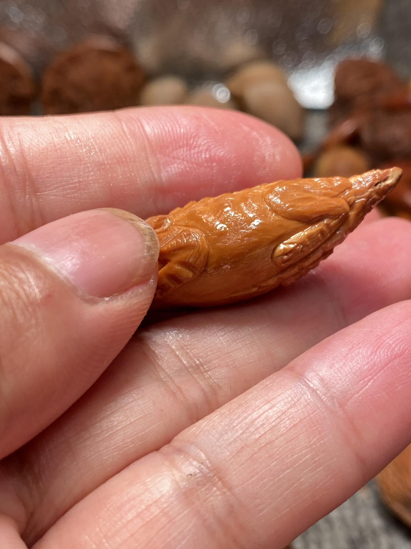 苏工手工核雕传统非物质文化遗产 苏工核雕老手艺，超长柳叶手工数钱，市场无同款尺寸1。5x5.0，个性十足，美不胜收喜欢的来