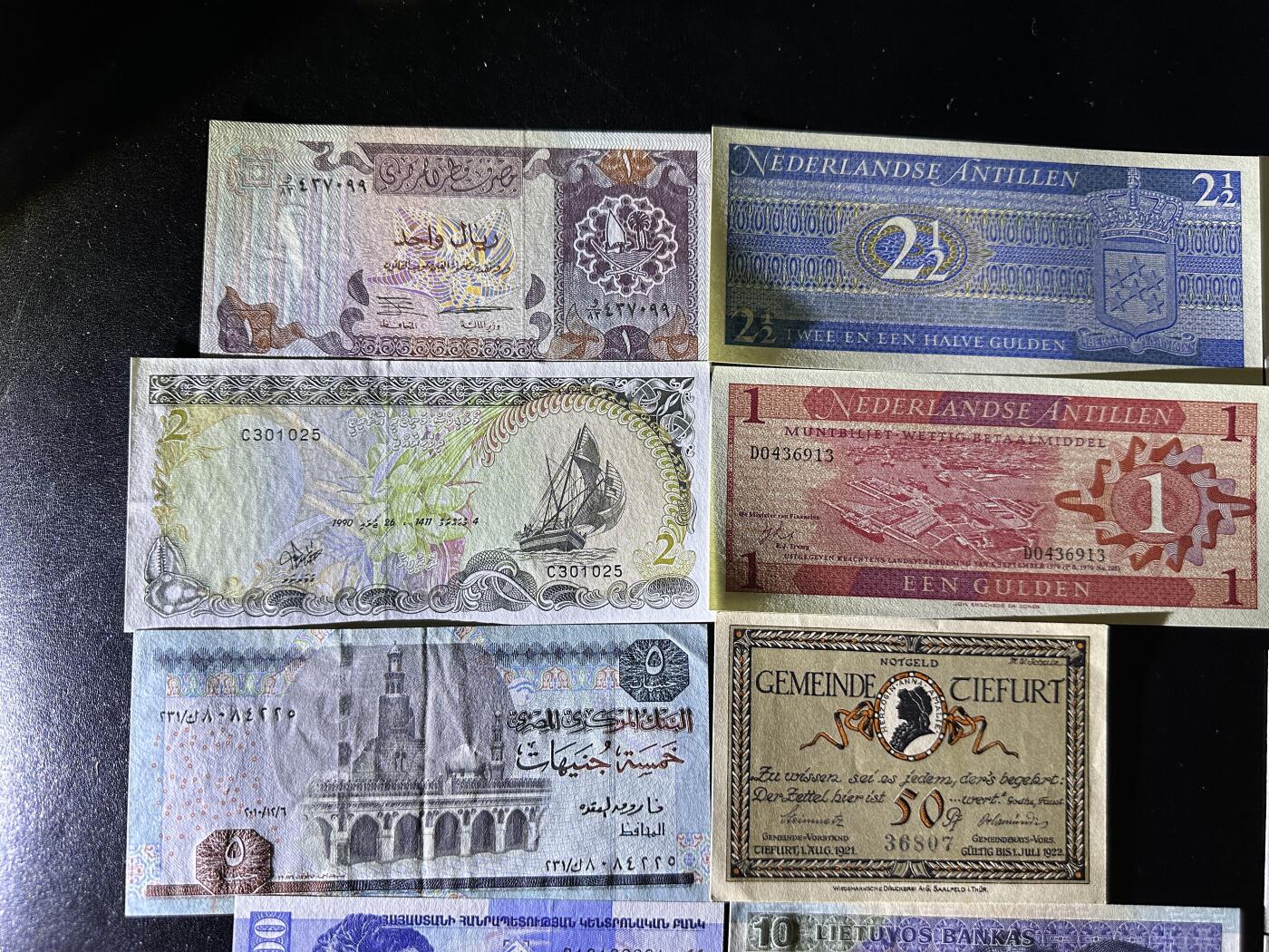 《外钞收藏家》第三百八十九期 多个国家 精美纸币15张一起 一张有折 其他全新