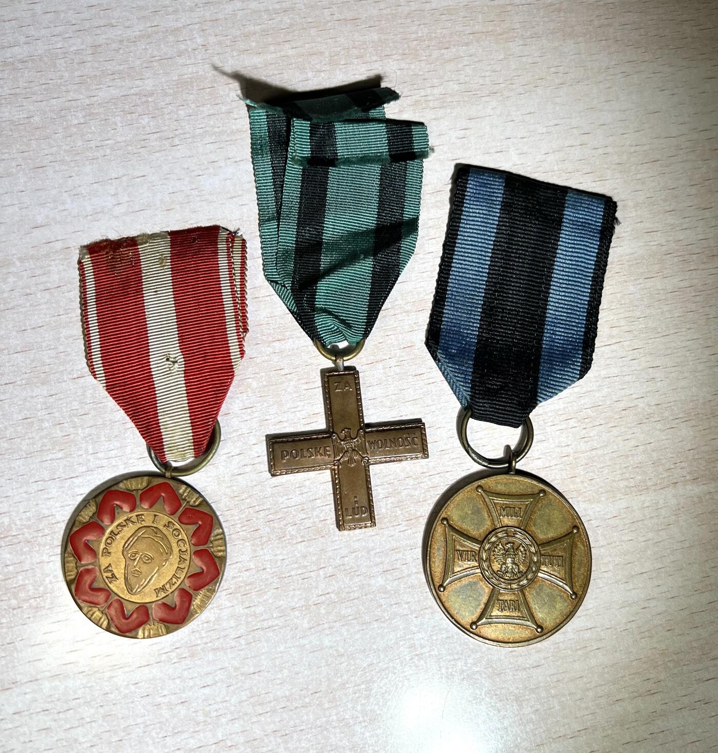 大猫徽章拍卖 第250期 波兰游击队战地光荣奖章战役奖章5枚 两枚带证书