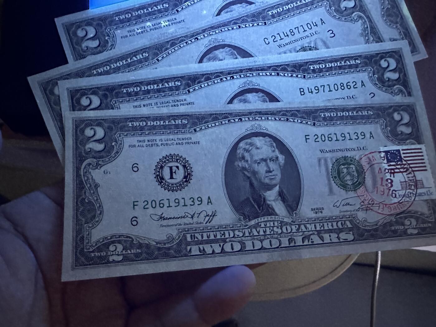 《外钞收藏家》第三百八十八期 美国2美元 四张一起 有一张加盖邮票 无折有潮