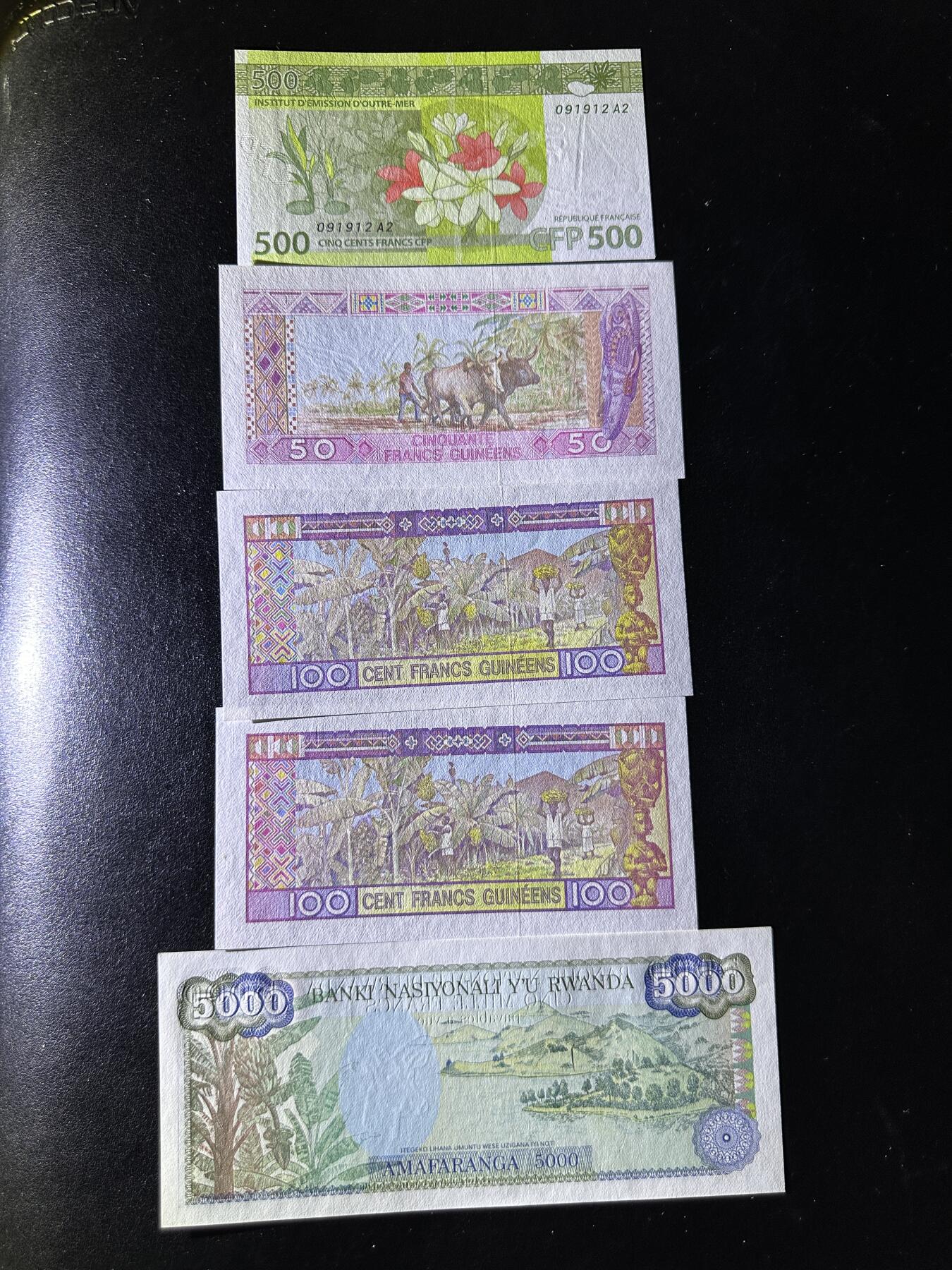 《外钞收藏家》第三百八十九期 法属太平洋、几内亚、卢旺达共5张一起 除一张有个潮点 其他全新